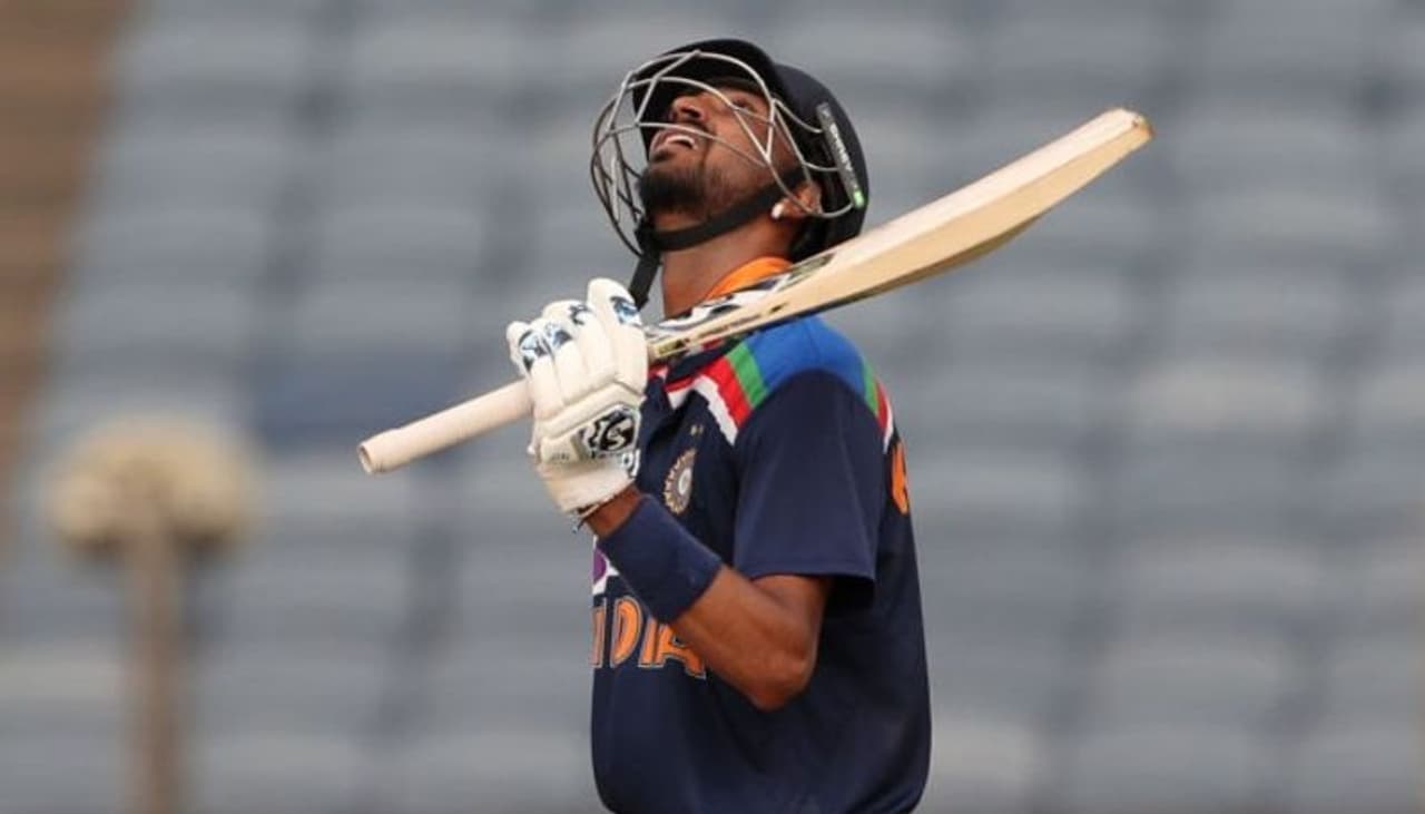 <p>31 బంతుల్లో 7 ఫోర్లు, 2 భారీ సిక్సర్లతో 58 పరుగులు చేసిన కృనాల్ పాండ్యా... ఆరంగ్రేటం మ్యాచ్‌లో అత్యంత వేగంగా హాఫ్ సెంచరీ అందుకున్న ప్లేయర్‌గా రికార్డు క్రియేట్ చేశాడు...</p>