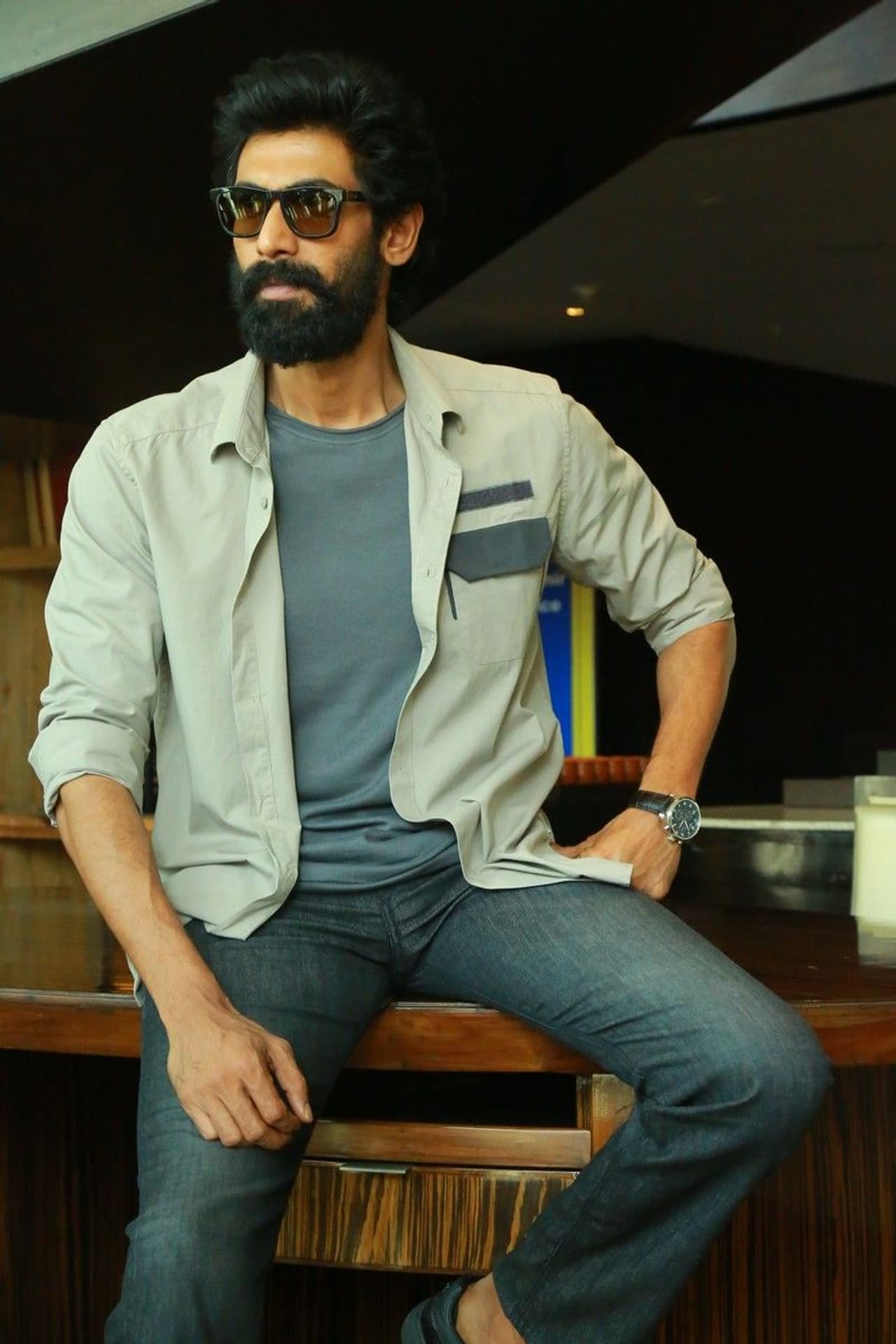 మ్యాన్, యానిమల్ కాన్ఫ్లిక్ట్ తో.. – ఈ సినిమా డైరెక్టర్ ప్రభు సాల్మాన్ తీసిన కుమ్కి కథలో ఏనుగు ఒక పార్టు మాత్రమే. ఆ తర్వాత కాలంలో ఏనుగులు, అడవుల గురించి బాగా పరిశోధన చేసిన ప్రభు అరణ్య కథను రెడీ చేశారు. ఈ కథ చెబుతున్నప్పుడే అడివి గురించి ఫస్ట్ టైమ్ నాకు అంత డీటైల్డ్గా అర్ధం అయ్యింది. ఒక మ్యాన్ యానిమల్ కాన్ఫ్లిక్ట్ తో సాగే చిత్రమిది. ఇలాంటి సినిమా చేయాలనిపించి అరణ్య కథను ఒప్పుకున్నాను. మ్యాన్, యానిమల్ కాన్ఫ్లిక్ట్ తో.. – ఈ సినిమా డైరెక్టర్ ప్రభు సాల్మాన్ తీసిన కుమ్కి కథలో ఏనుగు ఒక పార్టు మాత్రమే. ఆ తర్వాత కాలంలో ఏనుగులు, అడవుల గురించి బాగా పరిశోధన చేసిన ప్రభు అరణ్య కథను రెడీ చేశారు. ఈ కథ చెబుతున్నప్పుడే అడివి గురించి ఫస్ట్ టైమ్ నాకు అంత డీటైల్డ్గా అర్ధం అయ్యింది. ఒక మ్యాన్ యానిమల్ కాన్ఫ్లిక్ట్ తో సాగే చిత్రమిది. ఇలాంటి సినిమా చేయాలనిపించి అరణ్య కథను ఒప్పుకున్నాను.