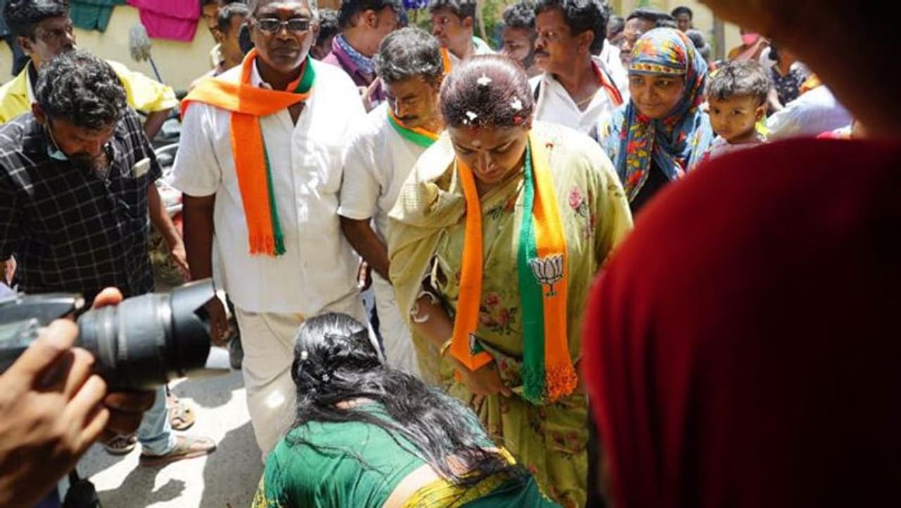 <p>தமிழகத்தில் உள்ள 234 சட்டமன்ற தொகுதிகளுக்கும் ஒரே கட்டமாக ஏப்ரல் 6ம் தேதி தேர்தல் நடைபெற உள்ளது. வழக்கமாக திமுக, அதிமுக என இருமுனை அல்லது மும்முனை போட்டி மட்டுமே நிலவி வந்த நிலையில், தற்போது திமுக, அதிமுக, நாம் தமிழர் கட்சி, மக்கள் நீதி மய்யம், அம்மா மக்கள் முன்னேற்ற கழகம் என ஐந்து முனை போட்டி நிலவி வருகிறது. </p> <p>தமிழகத்தில் உள்ள 234 சட்டமன்ற தொகுதிகளுக்கும் ஒரே கட்டமாக ஏப்ரல் 6ம் தேதி தேர்தல் நடைபெற உள்ளது. வழக்கமாக திமுக, அதிமுக என இருமுனை அல்லது மும்முனை போட்டி மட்டுமே நிலவி வந்த நிலையில், தற்போது திமுக, அதிமுக, நாம் தமிழர் கட்சி, மக்கள் நீதி மய்யம், அம்மா மக்கள் முன்னேற்ற கழகம் என ஐந்து முனை போட்டி நிலவி வருகிறது. </p>