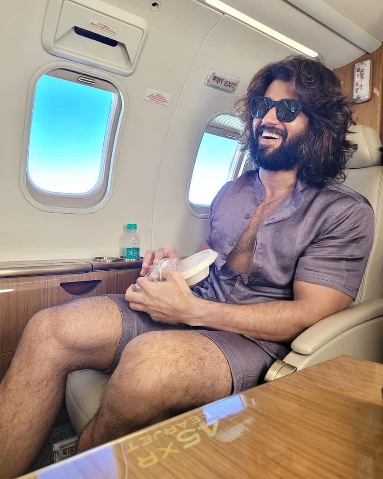 విజయ్ దేవరకొండ, పూరీ జగన్నాథ్ కాంబినేషన్లో `లైగర్` సినిమా రూపొందుతుంది. తెలుగు, హిందీలో పాన్ ఇండియా చిత్రంగా తెరకెక్కుతున్న విషయం తెలిసిందే. దీనికి కరణ్ జోహార్ సమర్పకులు. విజయ్ దేవరకొండ, పూరీ జగన్నాథ్ కాంబినేషన్లో `లైగర్` సినిమా రూపొందుతుంది. తెలుగు, హిందీలో పాన్ ఇండియా చిత్రంగా తెరకెక్కుతున్న విషయం తెలిసిందే. దీనికి కరణ్ జోహార్ సమర్పకులు.