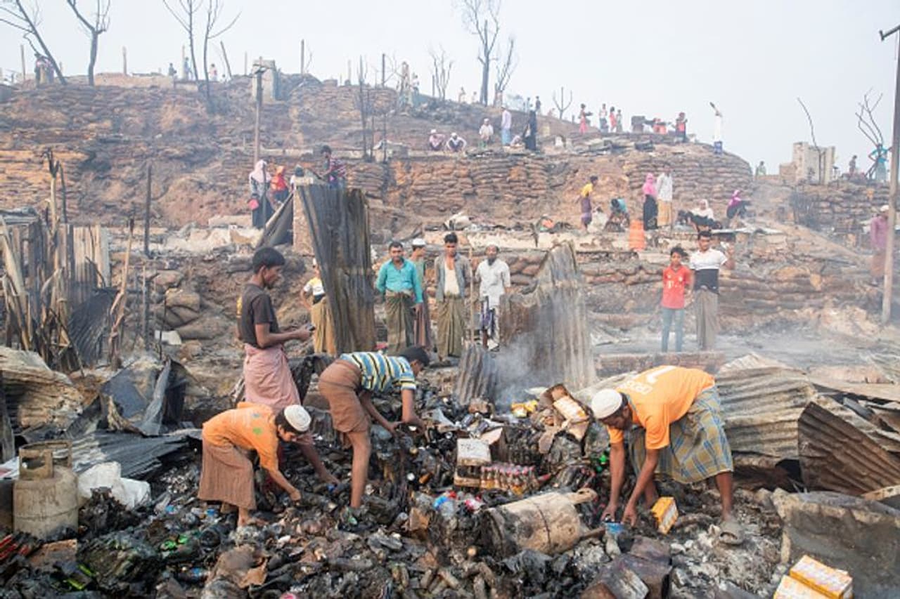 <p>മ്യാൻമറിലെ വംശീയവും മതപരവുമായ പീഡനങ്ങളിൽ നിന്ന് പലായനം ചെയ്ത റോഹിംഗ്യൻ അഭയാർഥികള് കൂടുതലും താമസിക്കുന്നത് ബംഗ്ലാദേശിലെ കോക്സ് ബസാറിലെ ഉഖിയയിലാണ്. </p> <p>മ്യാൻമറിലെ വംശീയവും മതപരവുമായ പീഡനങ്ങളിൽ നിന്ന് പലായനം ചെയ്ത റോഹിംഗ്യൻ അഭയാർഥികള് കൂടുതലും താമസിക്കുന്നത് ബംഗ്ലാദേശിലെ കോക്സ് ബസാറിലെ ഉഖിയയിലാണ്. </p>