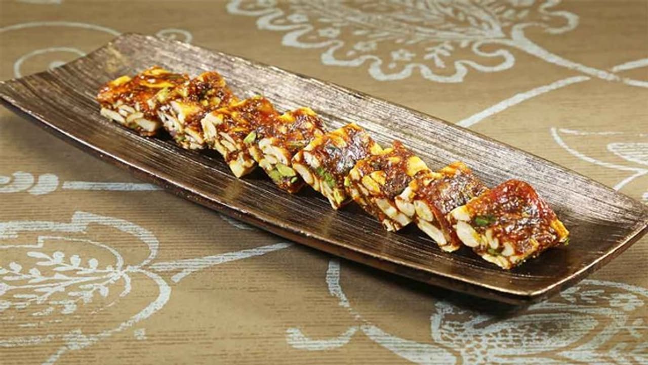 <p>ವಾಲ್‌ನಟ್‌ ಬರ್ಫಿ ತಯಾರಿಸಲು &nbsp;1/2 ಕಪ್ ವಾಲ್‌ನಟ್ಸ್‌, 2 ಚಮಚ ಸಕ್ಕರೆ, 2 ಚಮಚ ಹಾಲಿನ ಪುಡಿ, 2 ಚಮಚ ಹಾಲು, ಒಂದು ಚಿಟಿಕೆ ಜಾಯಿಕಾಯಿ ಪುಡಿ, 1 ಚಮಚ ತುಪ್ಪ.</p>