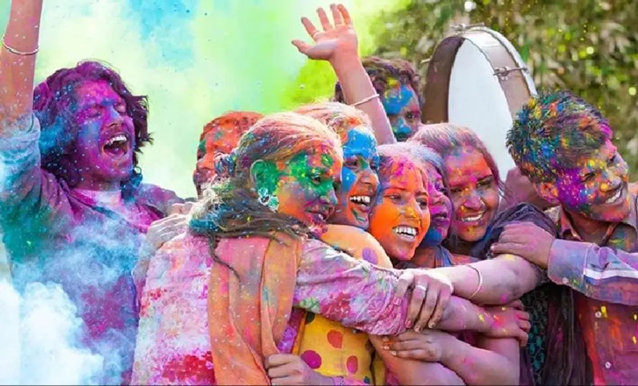 <p><strong>1. ಕುಟುಂಬದೊಂದಿಗೆ ಹೋಳಿ ಆಡಿ</strong><br />ಕರೋನಾ ವೈರಸ್ ಹೆಚ್ಚುತ್ತಿರುವ ಈ ಸಮಯದಲ್ಲಿ ಸೋಂಕು ತಪ್ಪಿಸಲು ಕೆಲವೇ ಕೆಲವು&nbsp;ಜನರನ್ನು ಭೇಟಿಯಾಗಬೇಕಾಗುತ್ತದೆ. ಸೋಂಕು ಯಾರಿಂದ ಹರಡಬಹುದು ಎಂದು &nbsp;ಕಂಡು ಹಿಡಿಯಲು ಸಾಧ್ಯವಿಲ್ಲ. ಆದ್ದರಿಂದ ಹೋಳಿಯನ್ನು ಕುಟುಂಬದ ಸದಸ್ಯರೊಂದಿಗೆ ಮಾತ್ರ ಆಡಿದರೆ ಒಳಿತು.</p>