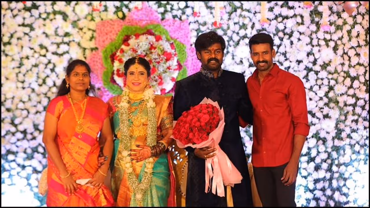 <p>சலீம், தர்மதுரை, அட்டு ஆகிய படங்களை தயாரித்தான் மூலமும் பல படங்களுக்கு விநியோகஸ்தராக இருந்ததாலும் சினிமா வட்டாரத்தில் பிரபலமானவர் ஆர்.கே.சுரேஷ்.</p> <p>சலீம், தர்மதுரை, அட்டு ஆகிய படங்களை தயாரித்தான் மூலமும் பல படங்களுக்கு விநியோகஸ்தராக இருந்ததாலும் சினிமா வட்டாரத்தில் பிரபலமானவர் ஆர்.கே.சுரேஷ்.</p>