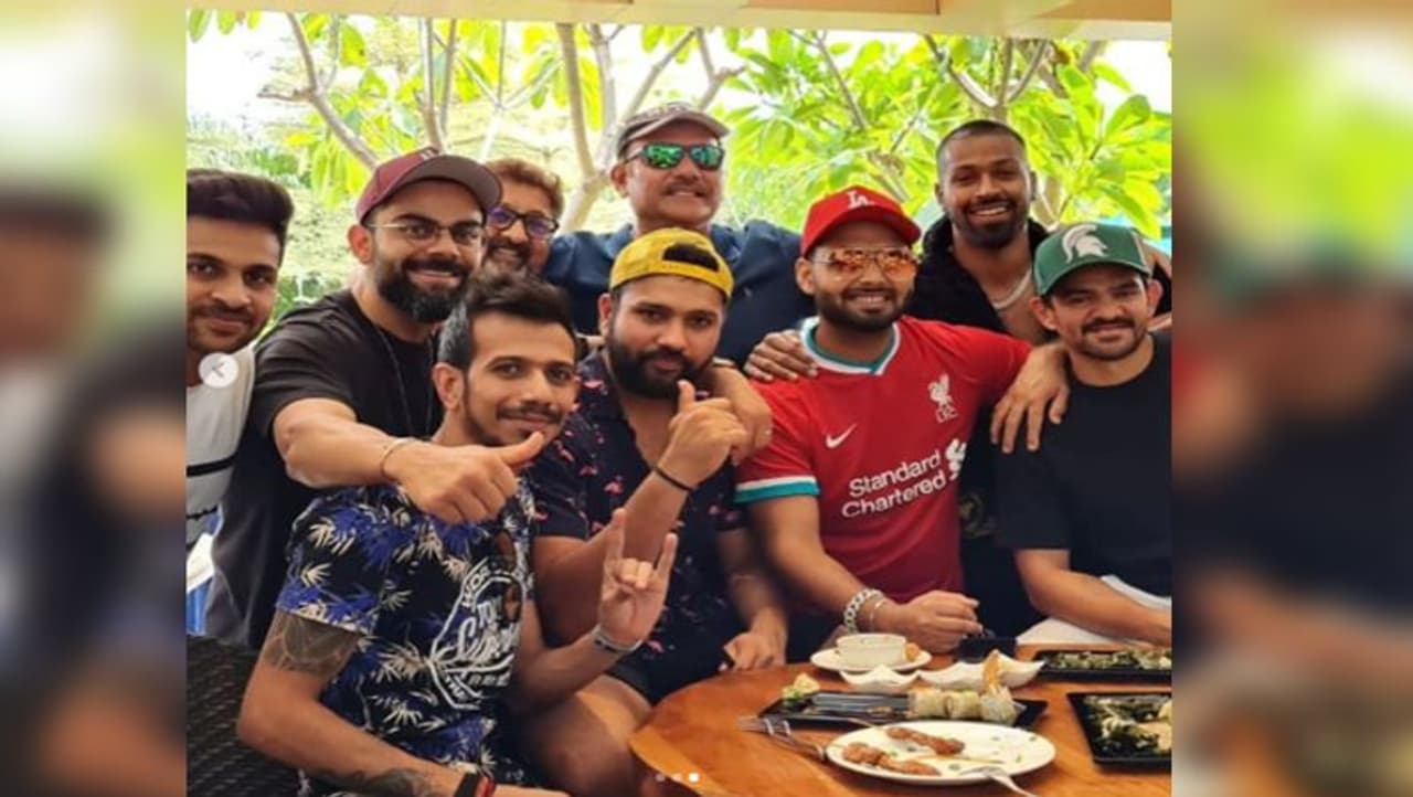 <p>టీమిండియా చేసుకున్న పార్టీలో రోహిత్ శర్మ కూర్చొని ఉండగా, అతని భుజంపైన చేయి వెయ్యి ఫోటోలకి ఫోజిచ్చాడు విరాట్ కోహ్లీ... పక్కనే రిషబ్ పంత్ ఫుట్బాల్ జెర్సీలో మెరవగా, యజ్వేంద్ర చాహాల్ తన స్టైల్లో ఫోటోలకి ఫోజిచ్చాడు...</p> <p>టీమిండియా చేసుకున్న పార్టీలో రోహిత్ శర్మ కూర్చొని ఉండగా, అతని భుజంపైన చేయి వెయ్యి ఫోటోలకి ఫోజిచ్చాడు విరాట్ కోహ్లీ... పక్కనే రిషబ్ పంత్ ఫుట్బాల్ జెర్సీలో మెరవగా, యజ్వేంద్ర చాహాల్ తన స్టైల్లో ఫోటోలకి ఫోజిచ్చాడు...</p>