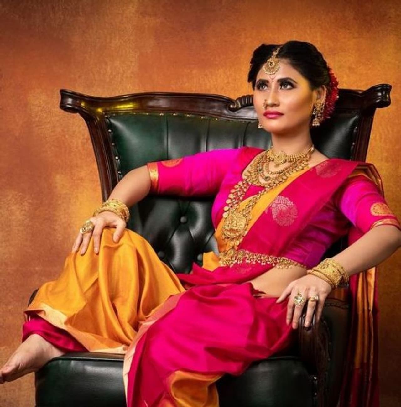 <p>இவர் பாஜிராவ் மஸ்தானி படத்தில், பிரியங்கா சோப்ரா, மற்றும் தீபிகா படுகோனே வருவதை போன்ற தோற்றத்திலும், பாவாடை தாவணியிலும் ஹோம்லியாக கொடுத்த புகைப்படங்கள் இதோ...</p> <p>இவர் பாஜிராவ் மஸ்தானி படத்தில், பிரியங்கா சோப்ரா, மற்றும் தீபிகா படுகோனே வருவதை போன்ற தோற்றத்திலும், பாவாடை தாவணியிலும் ஹோம்லியாக கொடுத்த புகைப்படங்கள் இதோ...</p>