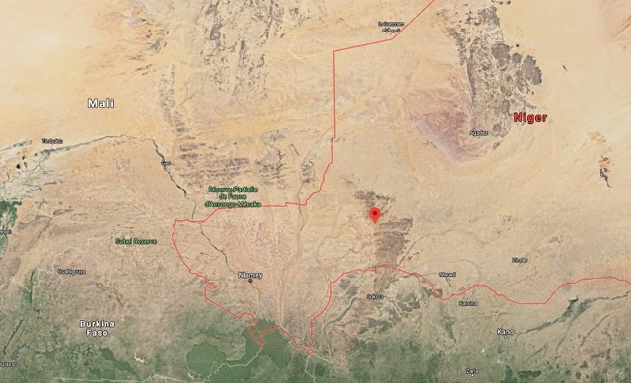 <p>189 രാജ്യങ്ങളിലെ യുഎന്നിന്റെ വികസന റാങ്കിംഗ് അനുസരിച്ച് ലോകത്തിലെ ഏറ്റവും ദരിദ്രരാജ്യമാണ് നൈജർ. ഇന്ന് മാലിയിലും നൈജീരിയയിലും ശക്തി പ്രാപിച്ച് വരുന്ന ഇസ്ലാമിക തീവ്രവാദികള് നൈജറിലും നിലയുറപ്പിക്കാനുള്ള ശ്രമത്തിലാണ്. ഇസ്ലാമിക തീവ്രവാദത്തെ തുടര്ന്ന് ഇതിനകം നൈജറില് നിന്ന് അരലക്ഷത്തോളം ആളുകള് പലായനം ചെയ്യുകയും നൂറുകണക്കിനാളുകള്ക്ക് ജീവന് നഷ്ടപ്പെടുകയും ചെയ്തു. </p> <p>189 രാജ്യങ്ങളിലെ യുഎന്നിന്റെ വികസന റാങ്കിംഗ് അനുസരിച്ച് ലോകത്തിലെ ഏറ്റവും ദരിദ്രരാജ്യമാണ് നൈജർ. ഇന്ന് മാലിയിലും നൈജീരിയയിലും ശക്തി പ്രാപിച്ച് വരുന്ന ഇസ്ലാമിക തീവ്രവാദികള് നൈജറിലും നിലയുറപ്പിക്കാനുള്ള ശ്രമത്തിലാണ്. ഇസ്ലാമിക തീവ്രവാദത്തെ തുടര്ന്ന് ഇതിനകം നൈജറില് നിന്ന് അരലക്ഷത്തോളം ആളുകള് പലായനം ചെയ്യുകയും നൂറുകണക്കിനാളുകള്ക്ക് ജീവന് നഷ്ടപ്പെടുകയും ചെയ്തു. </p>