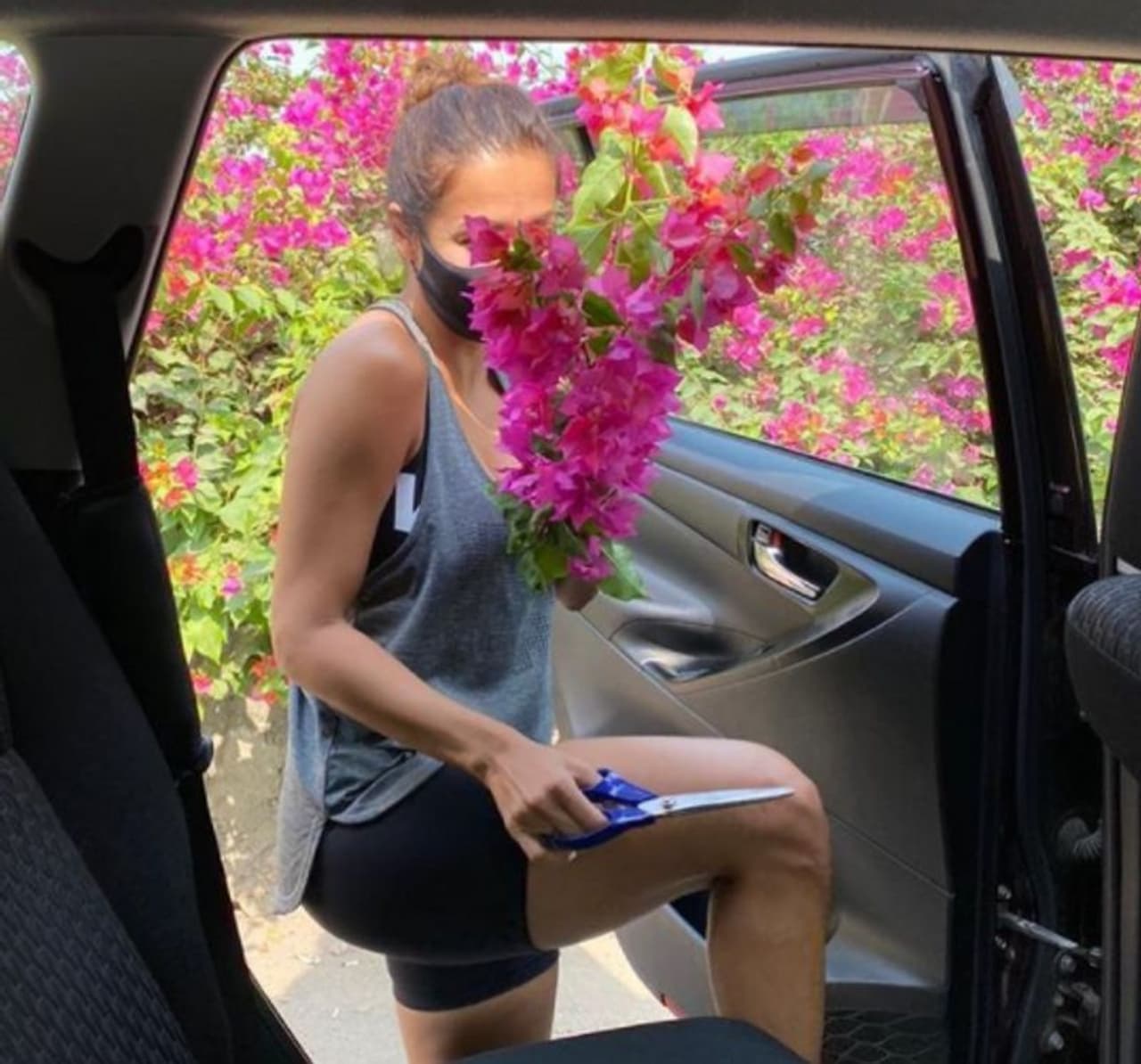 <p>ಬಾಲಿವುಡ್ನ ಖ್ಯಾತ ನಟಿ ಕಾಗದ ಹೂ ಕದಿಯೋ ಫೋಟೋ ಶೇರ್ ಮಾಡಿದ್ದಾರೆ.</p> <p>ಬಾಲಿವುಡ್ನ ಖ್ಯಾತ ನಟಿ ಕಾಗದ ಹೂ ಕದಿಯೋ ಫೋಟೋ ಶೇರ್ ಮಾಡಿದ್ದಾರೆ.</p>