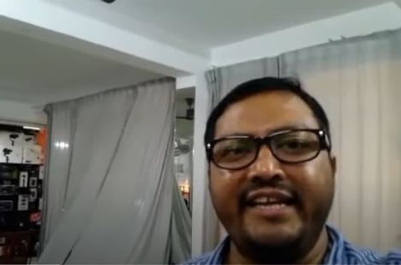 ఇందులో మహేష్‌ అనే కో డైరెక్టర్‌ మూడేళ్లుగా శ్రీనివాస్‌ అవసరాల వద్ద పనిచేస్తున్నట్టు తెలిపారు. మహేశ్‌కి శ్రీనివాస్‌కి మధ్య గొడవలు రావడంతో అతన్ని తిట్టి ఆఫీస్‌ నుంచి గెంటేశాడు. దీంతో మహేష్‌ ‌.. శ్రీనివాస్‌ ఆఫీస్‌కి వెళ్లి రచ్చ రచ్చ చేశాడు.