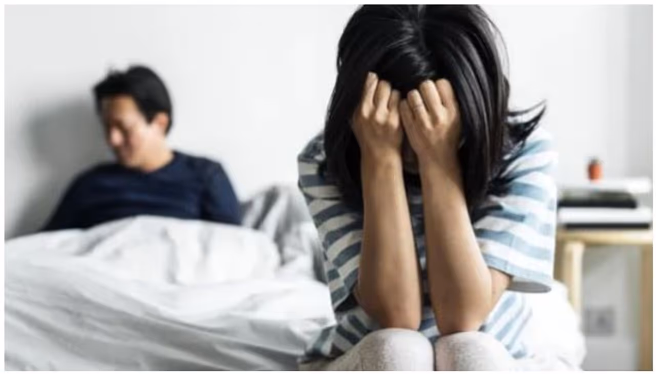 <p>ಸಂಭೋಗದ ಸಮಯದಲ್ಲಿ ನೋವು ಸಾಮಾನ್ಯವಲ್ಲ. ಆದರೆ ಕೆಲವು ಮಹಿಳೆಯರು ಇದನ್ನು ಸಾಮಾನ್ಯವೆಂದು ಭಾವಿಸುತ್ತಾರೆ. ಇದಕ್ಕೆ ಕಾರಣ ಹಿಂದಿನಿಂದಲೂ ಜನರು ಹೇಳಿಕೊಂಡು ಬಂದಿರುವ ಮಾಹಿತಿಯಿಂದ ಆಗಿರಬಹುದು. ಇದರಿಂದಾಗಿ ಮಹಿಳೆಯರು ತಮ್ಮ ಸಮಸ್ಯೆಗಳನ್ನು ಬಹಿರಂಗವಾಗಿ ವ್ಯಕ್ತಪಡಿಸಲು ಸಾಧ್ಯವಾಗುವುದಿಲ್ಲ. ಲೈಂಗಿಕ ಕ್ರಿಯೆ ನಡೆಸುವ ಸಮಯದಲ್ಲಿ ನೋವನ್ನು ಜೀವನದ ಸತ್ಯವೆಂದು ಒಪ್ಪಿಕೊಳ್ಳಬೇಕು ಎಂದು ಮಹಿಳೆಯರು ಭಾವಿಸುತ್ತಾರೆ. ಇದು ಸರಿಯಲ್ಲ, ಮತ್ತು ಲೈಂಗಿಕ ಆರೋಗ್ಯದ ಬಗ್ಗೆ ಸಂಭಾಷಣೆ, ಮಕ್ಕಳು ಮತ್ತು ವಯಸ್ಕರಿಗೆ ಉತ್ತಮ ಲೈಂಗಿಕ ಶಿಕ್ಷಣ ಮತ್ತು ವೈದ್ಯಕೀಯವಾಗಿ ನಿಖರವಾದ ಮಾಹಿತಿಯು ಬಹಳ ಮುಖ್ಯವಾಗಿದೆ. &nbsp;ಸೆಕ್ಸ್ ಸಮಯದಲ್ಲಿ ಮಹಿಳೆಯರೂ ನೋವು ಅನುಭವಿಸಲು ಐದು ಕಾರಣಗಳು ಇಲ್ಲಿವೆ.&nbsp;</p>