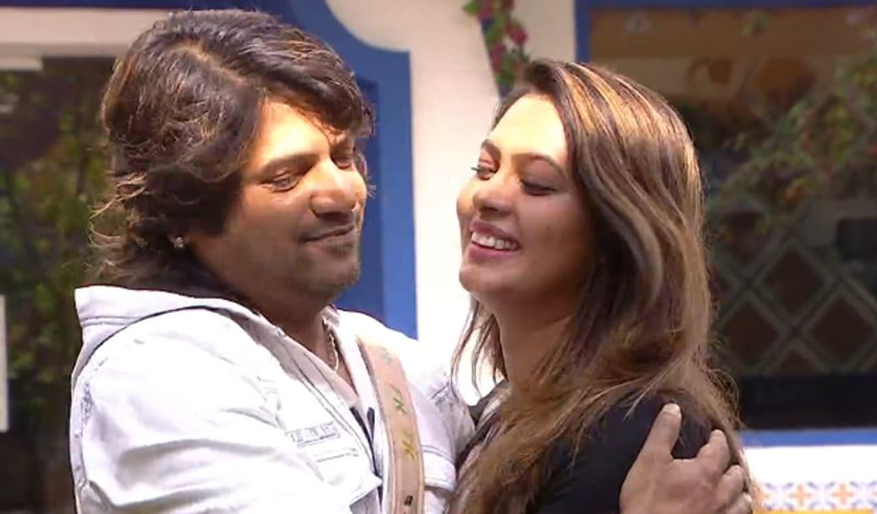 <p>സജ്ന വിളിച്ചത് ഭര്ത്താവായ ഫിറോസിനെ തന്നെയായിരുന്നു. സൗന്ദര്യവും ബുദ്ധിയും എല്ലാം എന്റെ ഇക്കയാണ് എന്നായിരുന്നു സജ്ന പറഞ്ഞത്.</p><p> </p> <p>സജ്ന വിളിച്ചത് ഭര്ത്താവായ ഫിറോസിനെ തന്നെയായിരുന്നു. സൗന്ദര്യവും ബുദ്ധിയും എല്ലാം എന്റെ ഇക്കയാണ് എന്നായിരുന്നു സജ്ന പറഞ്ഞത്.</p><p> </p>