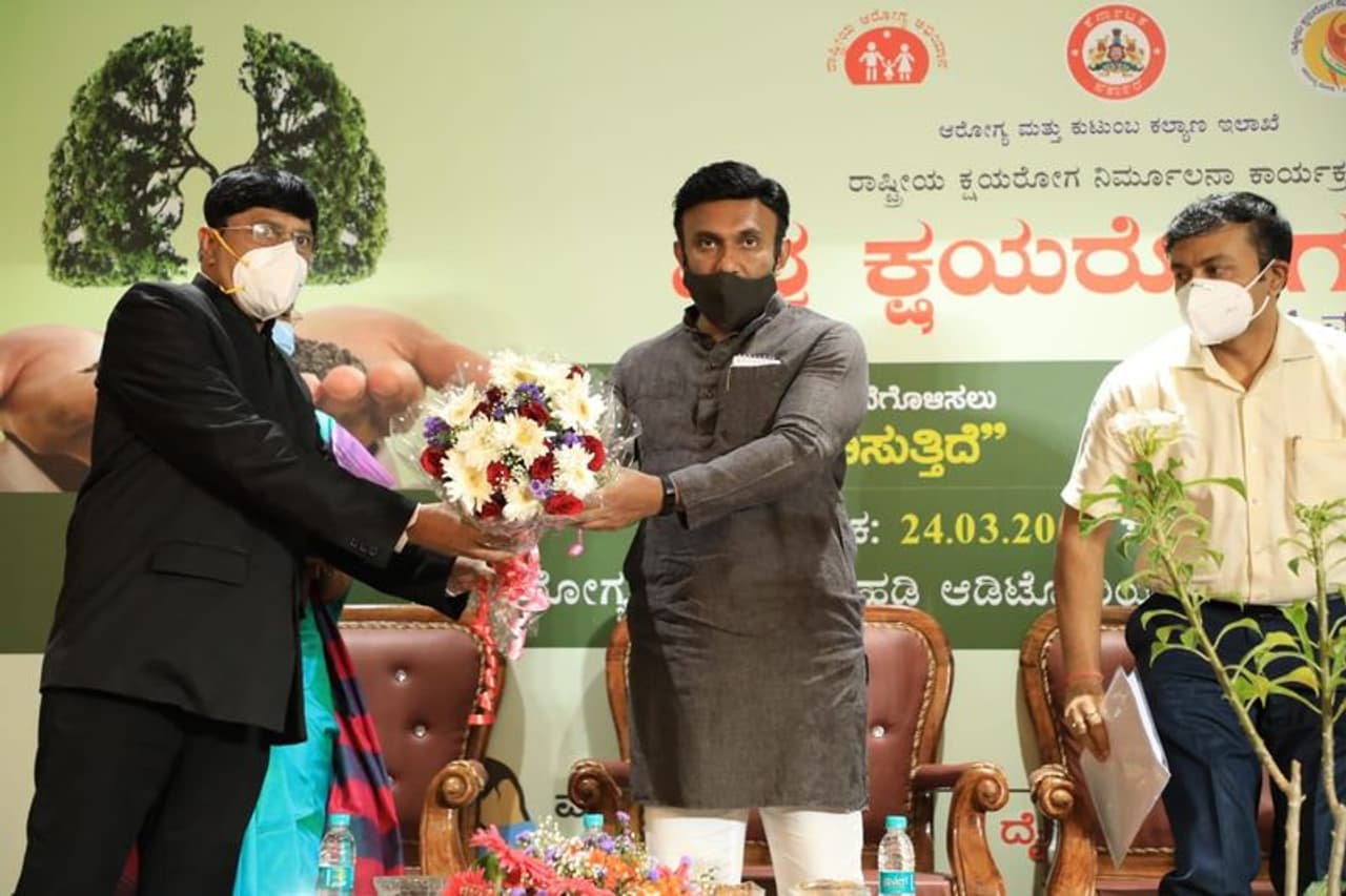 <p>ಆರೋಗ್ಯ ಮತ್ತು ಕುಟುಂಬ ಕಲ್ಯಾಣ ಸೇವೆಗಳ ನಿರ್ದೇಶನಾಲಯ ಹಾಗೂ ರಾಷ್ಟ್ರೀಯ ಆರೋಗ್ಯ ಅಭಿಯಾನದಿಂದ ಮಾಗಡಿ ರಸ್ತೆಯ ಆರೋಗ್ಯ ಸೌಧದಲ್ಲಿ ಹಮ್ಮಿಕೊಂಡಿದ್ದ ‘ವಿಶ್ವ ಕ್ಷಯರೋಗ ದಿನ 2021’ ಕಾರ್ಯಕ್ರಮ ಉದ್ಘಾಟಿಸಿದ ಸುಧಾಕರ್‌</p>