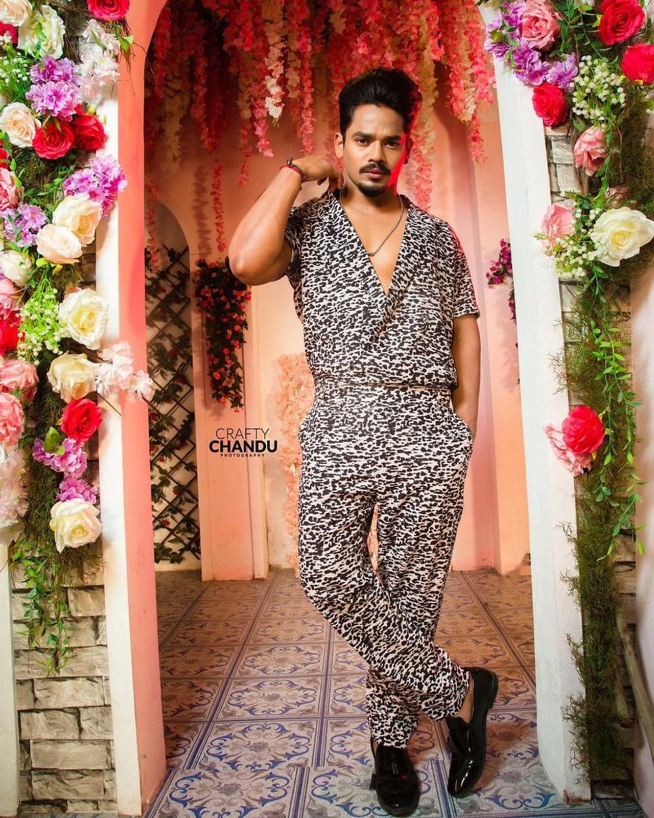 యూట్యూబ్ స్టార్ హోదాలో బిగ్ బాస్ షో కంటెస్టెంట్ గా ఎంపికయ్యాడు మెహబూబ్. షోలో కండల వీరుడిగా, టాస్క్ లలో దుమ్మురేపుతూ ఫ్యాన్స్ ని సంపాదించాడు.