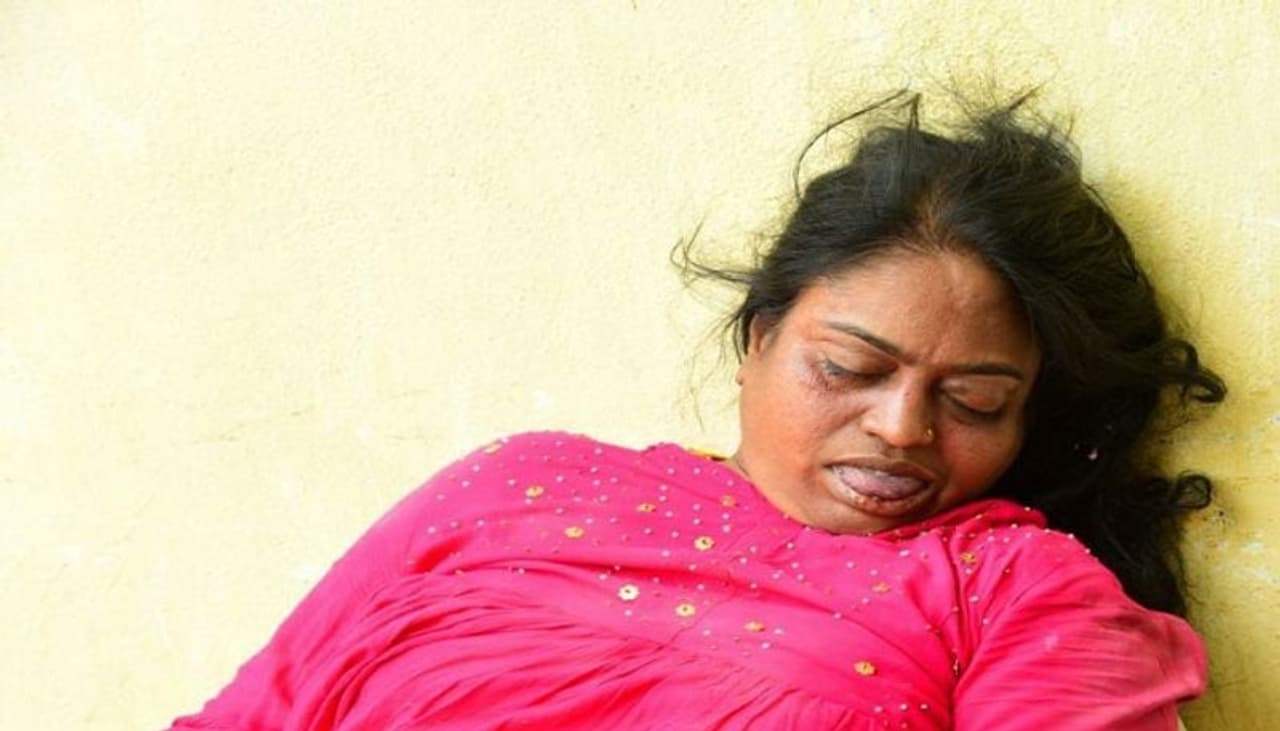 <p>రెండు రోజుల క్రితం కరీంనగర్ కోర్టు బస్టాప్ డ్రైనేజీలో శవమై తేలిన మహిళ హత్య కేసును కరీంనగర్ పోలీసులు ఛేదించారు. మృతురాలిని గుర్తించకపోవడంతో హత్య కేసు ఇన్వెస్టిగేషన్ను పోలీసులు అన్ని కోణాల్లో చేపట్టారు.&nbsp;</p>