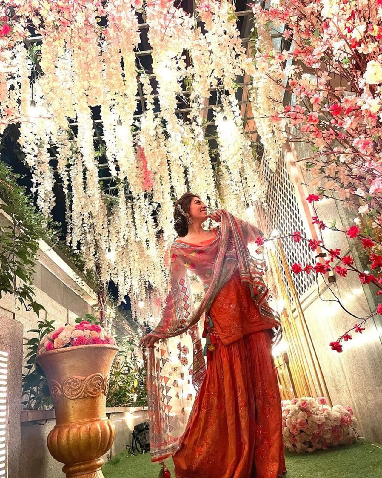 హన్సిక రాజహంసలా మారిపోయింది. తన సోదరుడి పెళ్లిలో నూతన వధువరుల కంటే హన్సికనే హైలైట్గా నిలుస్తుంది. హన్సిక రాజహంసలా మారిపోయింది. తన సోదరుడి పెళ్లిలో నూతన వధువరుల కంటే హన్సికనే హైలైట్గా నిలుస్తుంది.