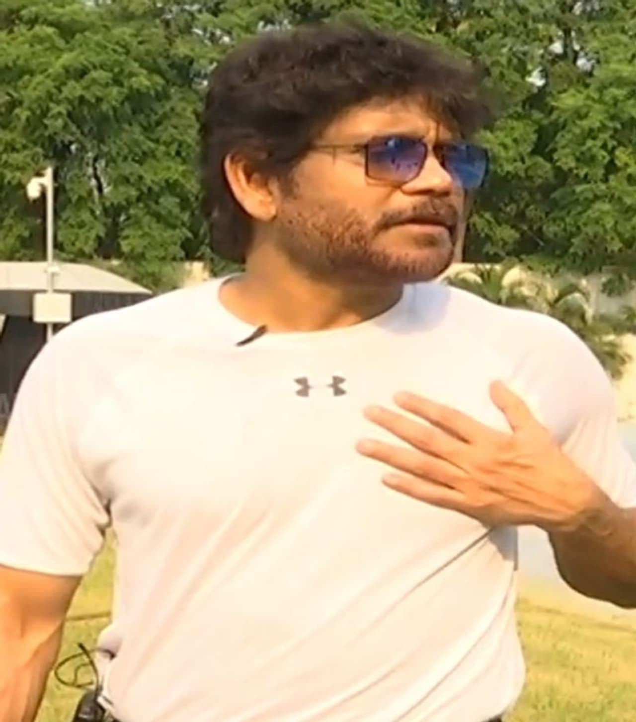 చిత్ర పరిశ్రమలో వారసుల ఎదుగుదల కోసం బయటివారిని తొక్కేస్తున్నారని, వారి ఆఫర్స్ లాగేసుకొని మానసికంగా కృంగిపోయేలా చేస్తున్నారని పెద్ద ఎత్తున విమర్శలు వెల్లువెత్తాయి. నెటిజన్స్ దెబ్బకు తట్టుకోలేక నెలల పాటు కొందరు స్టార్స్ సోషల్ మీడియాకు దూరంగా ఉండి పోయారు. చిత్ర పరిశ్రమలో వారసుల ఎదుగుదల కోసం బయటివారిని తొక్కేస్తున్నారని, వారి ఆఫర్స్ లాగేసుకొని మానసికంగా కృంగిపోయేలా చేస్తున్నారని పెద్ద ఎత్తున విమర్శలు వెల్లువెత్తాయి. నెటిజన్స్ దెబ్బకు తట్టుకోలేక నెలల పాటు కొందరు స్టార్స్ సోషల్ మీడియాకు దూరంగా ఉండి పోయారు.