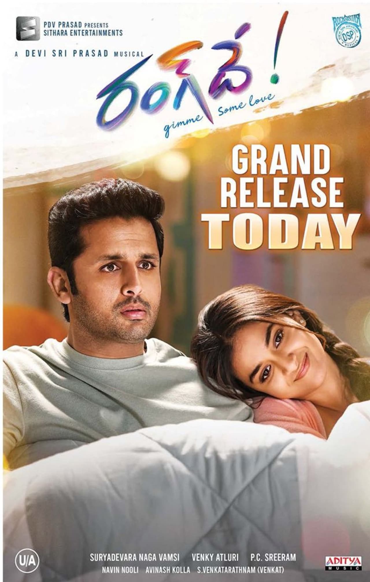 రంగ్ దే మూవీ కథ విషయానికి వస్తే... చిన్నప్పటి నుండి కలిసి పెరిగిన అర్జున్(నితిన్) అను(కీర్తి సురేష్) లకు ఒకరంటే మరొకరికి అసలు పడదు. వీళ్ళ మధ్య ఎప్పుడూ ఇగో వార్ నడుస్తూ ఉంటుంది. ఒకరిపై మరొకరు పై చేయి సాధించడానికి, రివేంజ్ తీర్చుకోవడానికి ట్రై చేస్తూ ఉంటారు. చదువు, కెరీర్ విషయంలో ఇద్దరి మధ్య యుద్ధం నడుస్తున్నా, అను మాత్రం అర్జున్ పై ప్రేమ పెంచుకుంటుంది. ఈ క్రమంలో కుటుంబం ఒత్తిడి మేరకు తనకు ఏమాత్రం ఇష్టం లేని అనును అర్జున్ పెళ్లి చేసుకోవాల్సి వస్తుంది. మరి టామ్ అండ్ జెర్రీ కథలో కపుల్ గా అర్జున్, అను ఎలా బంధాన్ని కొనసాగించారు? భార్య భర్తలుగా వీరి కథ ఎలా ముగిసింది? అనేది మిగతా స్టోరీ... రంగ్ దే మూవీ కథ విషయానికి వస్తే... చిన్నప్పటి నుండి కలిసి పెరిగిన అర్జున్(నితిన్) అను(కీర్తి సురేష్) లకు ఒకరంటే మరొకరికి అసలు పడదు. వీళ్ళ మధ్య ఎప్పుడూ ఇగో వార్ నడుస్తూ ఉంటుంది. ఒకరిపై మరొకరు పై చేయి సాధించడానికి, రివేంజ్ తీర్చుకోవడానికి ట్రై చేస్తూ ఉంటారు. చదువు, కెరీర్ విషయంలో ఇద్దరి మధ్య యుద్ధం నడుస్తున్నా, అను మాత్రం అర్జున్ పై ప్రేమ పెంచుకుంటుంది. ఈ క్రమంలో కుటుంబం ఒత్తిడి మేరకు తనకు ఏమాత్రం ఇష్టం లేని అనును అర్జున్ పెళ్లి చేసుకోవాల్సి వస్తుంది. మరి టామ్ అండ్ జెర్రీ కథలో కపుల్ గా అర్జున్, అను ఎలా బంధాన్ని కొనసాగించారు? భార్య భర్తలుగా వీరి కథ ఎలా ముగిసింది? అనేది మిగతా స్టోరీ...