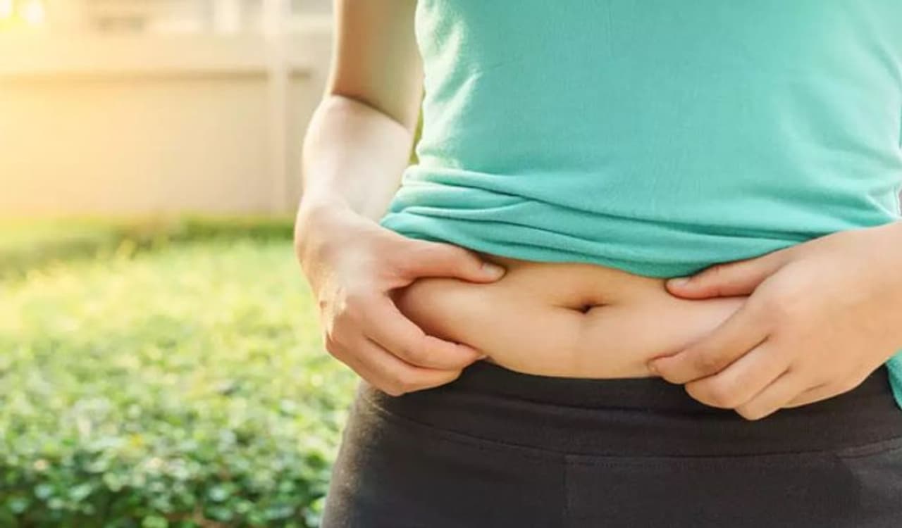 <p>ఈ రోజు బరువు తగ్గేందుకు నానా తిప్పలు పడేవారు చాలా మందే ఉన్నారు. బరువు తగ్గేందుకు చాలా మంది చేసే పని ఫుడ్ కంట్రోల్. తిండి తినడం మానేస్తారు. జిమ్ ల వెంట పరిగడెతారు. ఇలా ఏదేదో చేస్తారు. కానీ.. ఎంత చేసినా.. బరువులో మాత్రం ఎలాంటి మార్పు ఉండదు. తగ్గాలనుకున్న బరువు తగ్గరు. దీనికి మనకు తెలీకుండానే ఉదయాన్నే చేసే కొన్ని పొరపాట్లు కారణమని నిపుణులు చెబుతున్నారు. అవేంటో మనమూ చూద్దాం..</p> <p>ఈ రోజు బరువు తగ్గేందుకు నానా తిప్పలు పడేవారు చాలా మందే ఉన్నారు. బరువు తగ్గేందుకు చాలా మంది చేసే పని ఫుడ్ కంట్రోల్. తిండి తినడం మానేస్తారు. జిమ్ ల వెంట పరిగడెతారు. ఇలా ఏదేదో చేస్తారు. కానీ.. ఎంత చేసినా.. బరువులో మాత్రం ఎలాంటి మార్పు ఉండదు. తగ్గాలనుకున్న బరువు తగ్గరు. దీనికి మనకు తెలీకుండానే ఉదయాన్నే చేసే కొన్ని పొరపాట్లు కారణమని నిపుణులు చెబుతున్నారు. అవేంటో మనమూ చూద్దాం..</p>