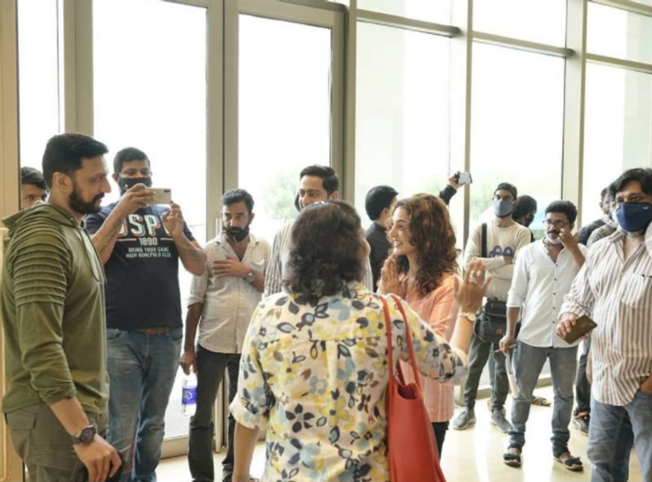 <p>ಮಂಜು ವಾರಿಯರ್ ಅವರು ಫ್ರೆಂಡ್ಸ್ ಮಾಡಿಕೊಳ್ಳುವಲ್ಲಿ ತುಂಬಾ ಖುಷಿ ಕಾಣುವವರು ಮತ್ತು ಅವರೊಂದಿಗೆ ಸಂಪರ್ಕದಲ್ಲಿರುತ್ತಾರೆ.</p> <p>ಮಂಜು ವಾರಿಯರ್ ಅವರು ಫ್ರೆಂಡ್ಸ್ ಮಾಡಿಕೊಳ್ಳುವಲ್ಲಿ ತುಂಬಾ ಖುಷಿ ಕಾಣುವವರು ಮತ್ತು ಅವರೊಂದಿಗೆ ಸಂಪರ್ಕದಲ್ಲಿರುತ್ತಾರೆ.</p>