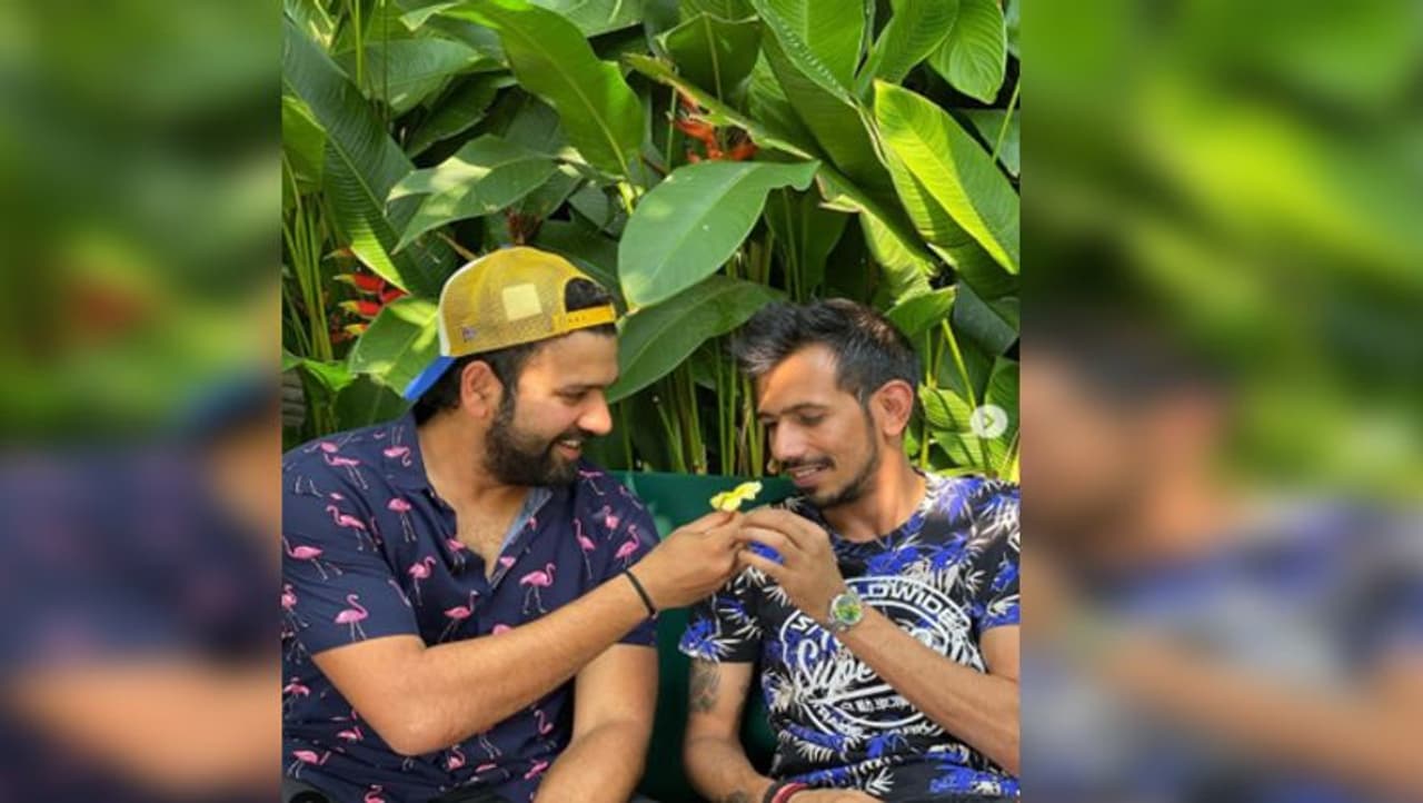 <p>టీమిండియాలో మహా చిలిపి, తుంటరిగా పేరొందిన యజ్వేంద్ర చాహాల్‌కి రోహిత్ శర్మ ఓ పువ్వు ఇచ్చి, ప్రపోజ్ చేస్తున్నట్టు ఉన్న ఫోటోను ఇన్‌స్టాలో పోస్టు చేశాడు స్పిన్నర్... దీనికి ‘సెనోరిటా’ అనే కాప్షన్ కూడా తగిలించాడు...</p>