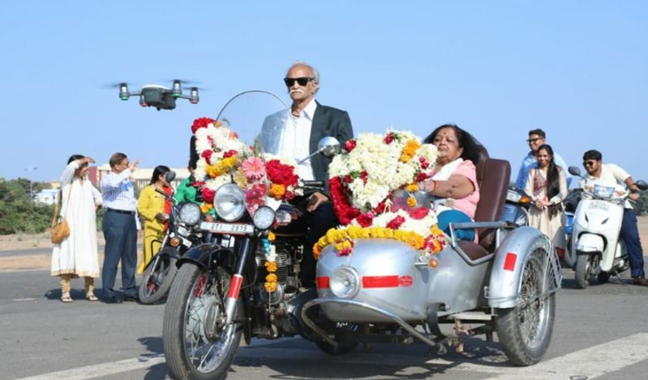 <p>എഴുപത്തിയേഴാമത്തെ വയസില് 1974 ല് നിര്മ്മിതമായ റോയല് എന്ഫീല്ഡ് ബൈക്കില് ഇന്ത്യ മുഴുവനും കറങ്ങിയടിച്ചിരിക്കുകയാണ് ഇവര്. നമ്മുടെ അതിമനോഹരമായ ഈ രാജ്യത്ത് 28 സംസ്ഥാനങ്ങളിലുമായി 2000 കിലോമീറ്റര് കടന്നിരിക്കുന്നു ഇവര്. ആര്ക്കും മാതൃകയാക്കാവുന്ന ജീവിതമാണ് ലീല മോഹന് ദമ്പതികളുടേത്. യാത്രകളിലായാലും ജീവിതത്തിലായാലും പരസ്പരമുള്ള സ്നേഹത്തിലായാലും ഇവര് പൊളിയാണ് എന്ന് ആരും പറഞ്ഞുപോകും. </p> <p>എഴുപത്തിയേഴാമത്തെ വയസില് 1974 ല് നിര്മ്മിതമായ റോയല് എന്ഫീല്ഡ് ബൈക്കില് ഇന്ത്യ മുഴുവനും കറങ്ങിയടിച്ചിരിക്കുകയാണ് ഇവര്. നമ്മുടെ അതിമനോഹരമായ ഈ രാജ്യത്ത് 28 സംസ്ഥാനങ്ങളിലുമായി 2000 കിലോമീറ്റര് കടന്നിരിക്കുന്നു ഇവര്. ആര്ക്കും മാതൃകയാക്കാവുന്ന ജീവിതമാണ് ലീല മോഹന് ദമ്പതികളുടേത്. യാത്രകളിലായാലും ജീവിതത്തിലായാലും പരസ്പരമുള്ള സ്നേഹത്തിലായാലും ഇവര് പൊളിയാണ് എന്ന് ആരും പറഞ്ഞുപോകും. </p>