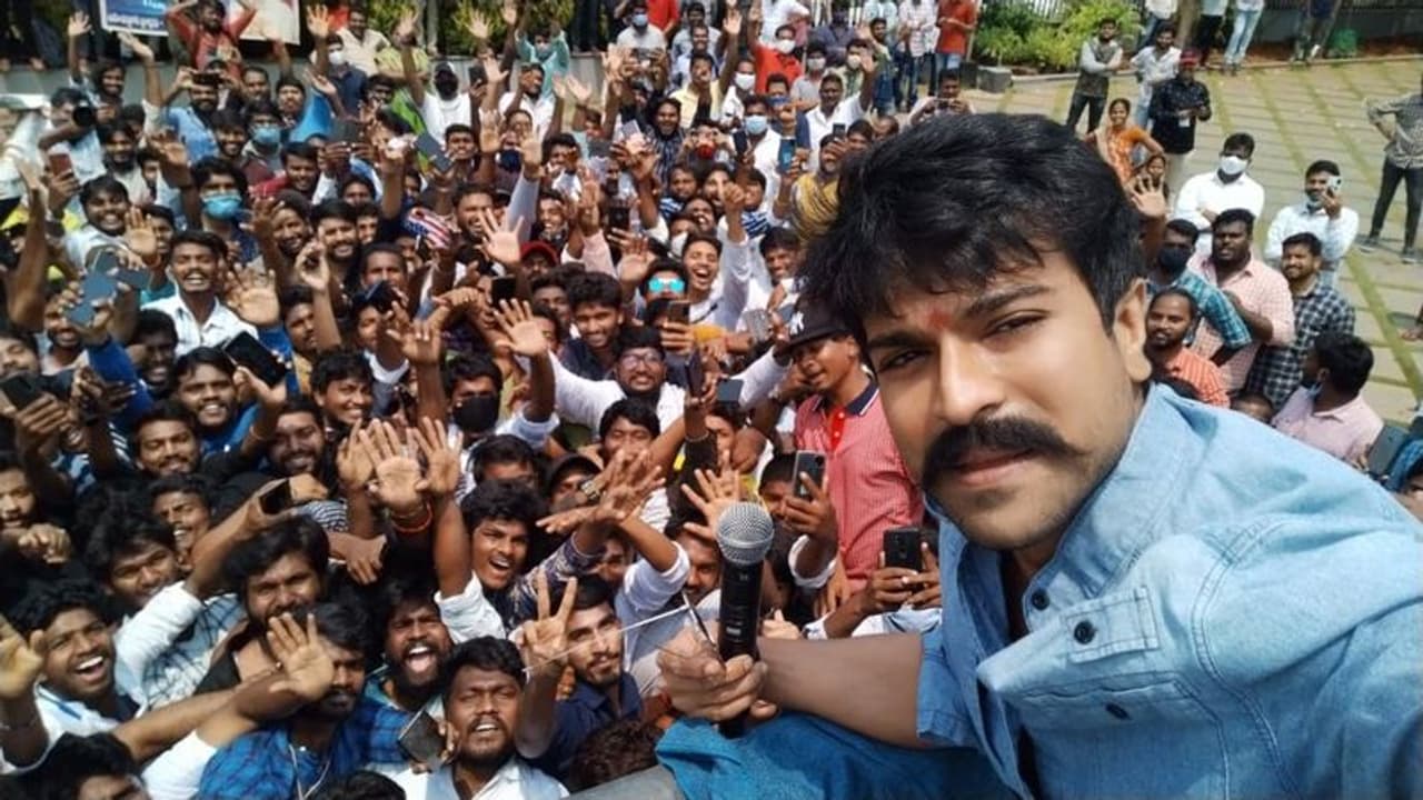 బర్త్ డే కు ఒకరోజు ముందే చరణ్ అభిమానులు ఆయన నివాసం వద్దకు చేరుకున్నారు. పుష్ప గుచ్చాలతో తమ అభిమాన హీరోకి బర్త్ డే విషెష్ తెలియజేయాలని రావడం జరిగింది. బర్త్ డే కు ఒకరోజు ముందే చరణ్ అభిమానులు ఆయన నివాసం వద్దకు చేరుకున్నారు. పుష్ప గుచ్చాలతో తమ అభిమాన హీరోకి బర్త్ డే విషెష్ తెలియజేయాలని రావడం జరిగింది.