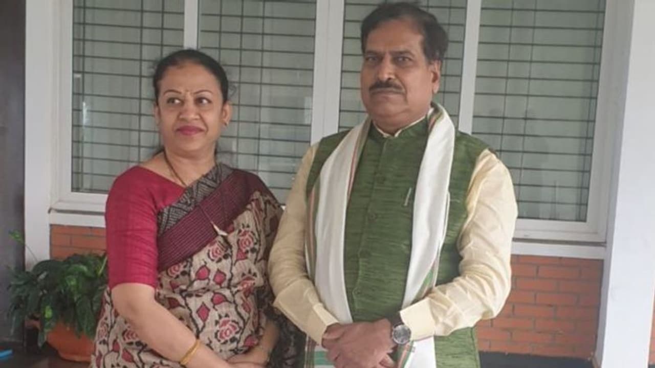 <p>ಕಾರಣ 1: ಪ್ರಸ್ತುತ ರಾಜ್ಯ ರಾಜಕಾರಣದಲ್ಲಿ ಸಿ.ಡಿ. ಪ್ರಕರಣ ದೊಡ್ಡಮಟ್ಟದಲ್ಲಿ ಸಂಚನ ಮೂಡಿಸಿದ್ದು, ಇದು ಬೆಳಗಾವಿ ಲೋಕಸಭಾ ಬೈ ಎಲೆಕ್ಷನ್ ಮೇಲೆ ಪರಿಣಾಮ ಬೀರುತ್ತೆ. ಮಂಗಳಾ ಸುರೇಶ್ ಅಂಗಡಿ ಅವರನ್ನ ಆಯ್ಕೆ ಮಾಡಿದ್ರೆ, ಸಿ.ಡಿ. ವಿಚಾರ ಪ್ರಸ್ತಾಪಕ್ಕೆ ಬರುವುದಿಲ್ಲ ಎನ್ನುವ ಲೆಕ್ಕಾಚಾರ.</p> <p>ಕಾರಣ 1: ಪ್ರಸ್ತುತ ರಾಜ್ಯ ರಾಜಕಾರಣದಲ್ಲಿ ಸಿ.ಡಿ. ಪ್ರಕರಣ ದೊಡ್ಡಮಟ್ಟದಲ್ಲಿ ಸಂಚನ ಮೂಡಿಸಿದ್ದು, ಇದು ಬೆಳಗಾವಿ ಲೋಕಸಭಾ ಬೈ ಎಲೆಕ್ಷನ್ ಮೇಲೆ ಪರಿಣಾಮ ಬೀರುತ್ತೆ. ಮಂಗಳಾ ಸುರೇಶ್ ಅಂಗಡಿ ಅವರನ್ನ ಆಯ್ಕೆ ಮಾಡಿದ್ರೆ, ಸಿ.ಡಿ. ವಿಚಾರ ಪ್ರಸ್ತಾಪಕ್ಕೆ ಬರುವುದಿಲ್ಲ ಎನ್ನುವ ಲೆಕ್ಕಾಚಾರ.</p>