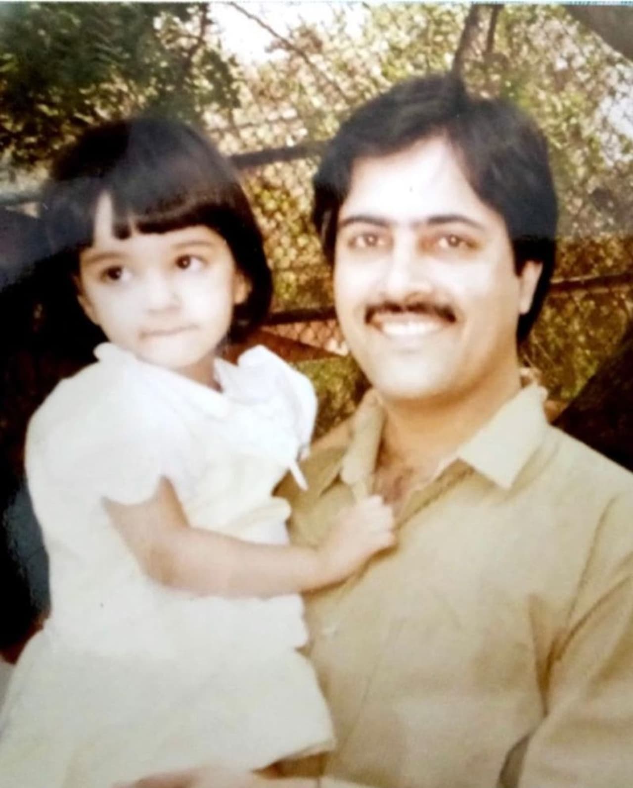 మహేష్ తో ఇప్పటికే జతకట్టిన ఈ అమ్మడు, ప్రభాస్ పక్కన కూడా ఛాన్స్ కొట్టేశారు. ఆ చిత్రం ఇప్పుడు సెట్స్ పైన ఉంది. అయితే పూజా కావచ్చు అనుకుంటే మీరు పప్పులో కాలేసినట్లే.