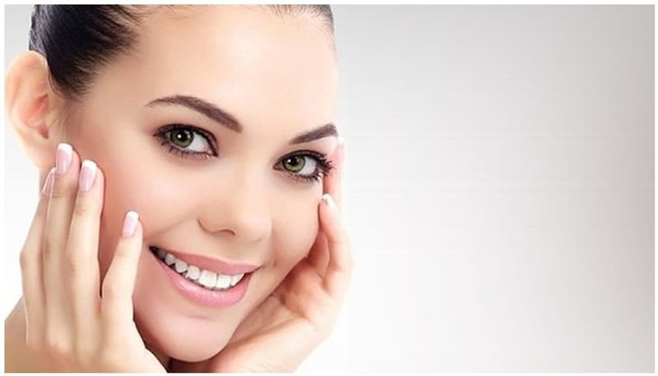 <p>ప్రస్తుతం మనలో చాలా మందికి ఆఫీసులు లేవు. కరోనా కారణంగా వర్క్ ఫ్రమ్ హోమ్ సదుపాయం కల్పించారు. విద్యార్థులకు స్కూళ్లు, కాలేజీలు లేవు.. కేవలం ఆన్ లైన్ క్లాసెస్. దీంతో.. ఇళ్లకే పరిమితం అయిపోయాం. బయట వాయు కాలుష్యం గొడవ లేదు.. ఇంట్లోనే ఉంటున్నాం.. ఆరోగ్యకరమైన ఆహారమే తీసుకుంటున్నాం. అయినా.. ఎందుకో ముఖంలో కళ తప్పుతోంది.. </p> <p>ప్రస్తుతం మనలో చాలా మందికి ఆఫీసులు లేవు. కరోనా కారణంగా వర్క్ ఫ్రమ్ హోమ్ సదుపాయం కల్పించారు. విద్యార్థులకు స్కూళ్లు, కాలేజీలు లేవు.. కేవలం ఆన్ లైన్ క్లాసెస్. దీంతో.. ఇళ్లకే పరిమితం అయిపోయాం. బయట వాయు కాలుష్యం గొడవ లేదు.. ఇంట్లోనే ఉంటున్నాం.. ఆరోగ్యకరమైన ఆహారమే తీసుకుంటున్నాం. అయినా.. ఎందుకో ముఖంలో కళ తప్పుతోంది.. </p>