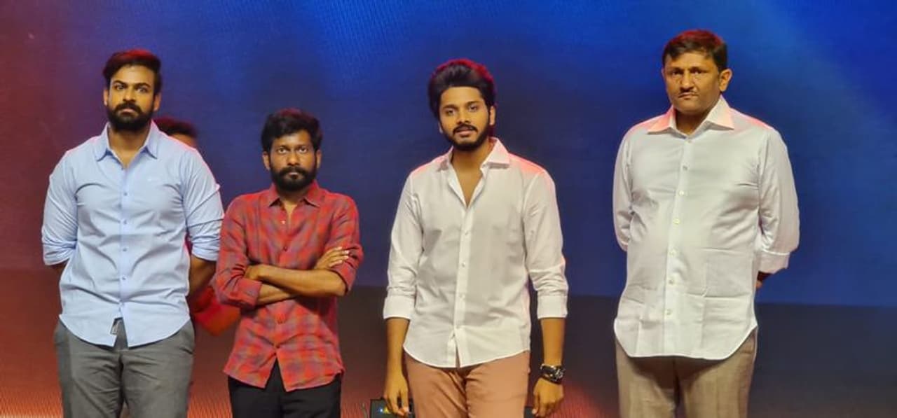 టాలీవుడ్‌లో టాప్‌ స్టార్స్ లో ఒకరిగా రాణిస్తున్న రామ్‌చరణ్‌ బర్త్‌ డే వేడులకు శుక్రవారం సాయంత్రం హైద్రాబాద్ లో మెగా అభిమానుల సమక్షంలో గ్రాండ్ ఈవెంట్ జరిగింది. ఈ వేడుకలో మెగా హీరోలతో పాటు దేశవ్యాప్తంగా భారీ స్థాయిలో మెగా అభిమానులు పాల్గొనడం విశేషం.