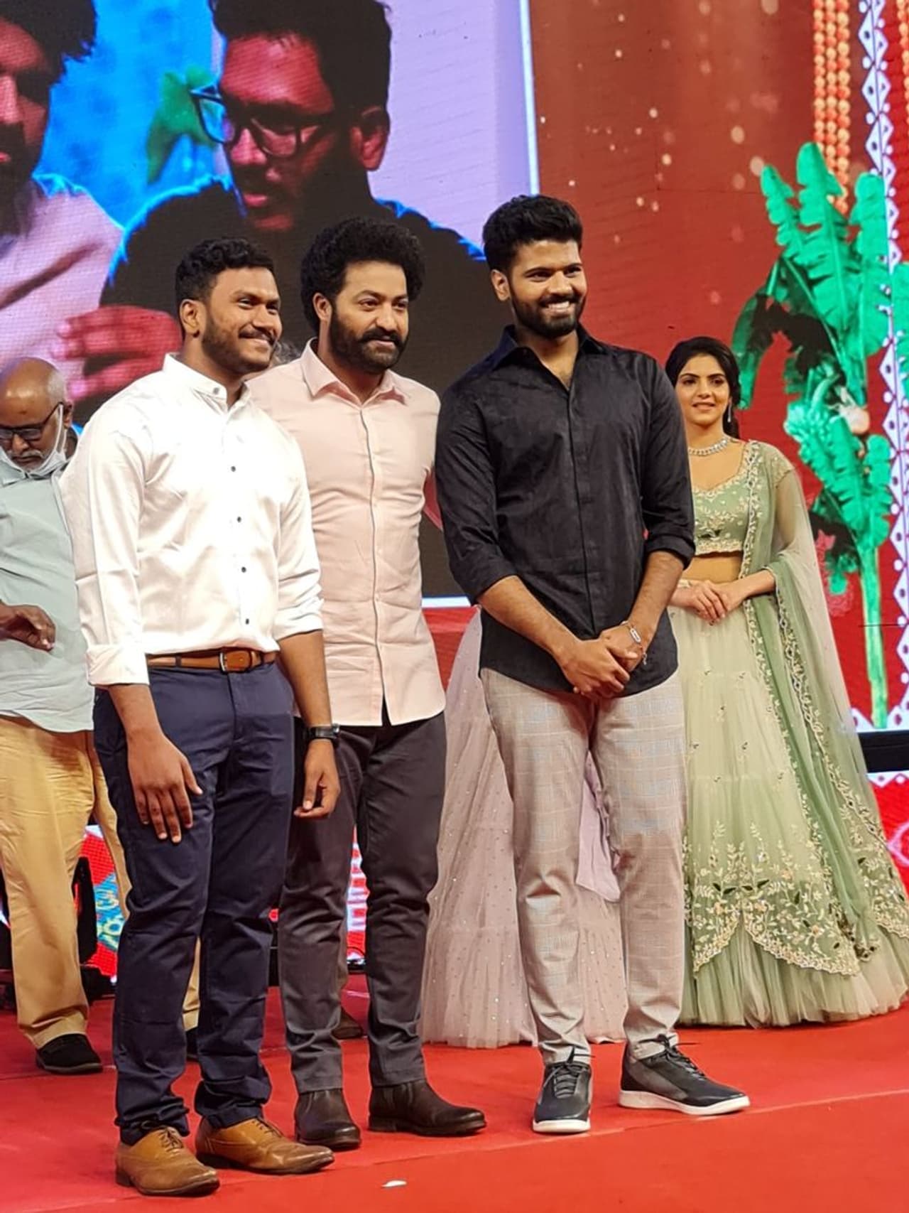 రాజమౌళి ఫ్యామిలీ అనే టైటిల్ కార్డ్ తో వస్తోన్న చిత్రం `తెల్లవారితే గురువారం`. రాజమౌళి పేరుతోనే ఇది బోలెడంతా ప్రమోషన్ సంపాదించింది. దీనికి తోడు ఈ చిత్ర ప్రీ రిలీజ్ ఈవెంట్కి యంగ్ టైగర్, కొమురంభీమ్ ఎన్టీఆర్ వచ్చి సినిమాపై అంచనాలను అమాంతం పెంచేశారు. అంతేకాదు పాన్ ఇండియా స్టార్ ప్రభాస్ బెస్ట్ విషెస్ చెబుతూ ట్వీట్ కూడా చేశారు. దీంతో సినిమాపై అంచనాలు భారీగా నెలకొన్నాయి. `మత్తు వదలరా` తర్వాత వీరి కాంబినేషన్లో వస్తోన్న సినిమా రిజల్ట్ ఏంటీ? ఎలా ఉందనేది యూఎస్ ప్రీమియర్స్ రివ్యూ ద్వారా తెలుసుకుందాం. రాజమౌళి ఫ్యామిలీ అనే టైటిల్ కార్డ్ తో వస్తోన్న చిత్రం `తెల్లవారితే గురువారం`. రాజమౌళి పేరుతోనే ఇది బోలెడంతా ప్రమోషన్ సంపాదించింది. దీనికి తోడు ఈ చిత్ర ప్రీ రిలీజ్ ఈవెంట్కి యంగ్ టైగర్, కొమురంభీమ్ ఎన్టీఆర్ వచ్చి సినిమాపై అంచనాలను అమాంతం పెంచేశారు. అంతేకాదు పాన్ ఇండియా స్టార్ ప్రభాస్ బెస్ట్ విషెస్ చెబుతూ ట్వీట్ కూడా చేశారు. దీంతో సినిమాపై అంచనాలు భారీగా నెలకొన్నాయి. `మత్తు వదలరా` తర్వాత వీరి కాంబినేషన్లో వస్తోన్న సినిమా రిజల్ట్ ఏంటీ? ఎలా ఉందనేది యూఎస్ ప్రీమియర్స్ రివ్యూ ద్వారా తెలుసుకుందాం.