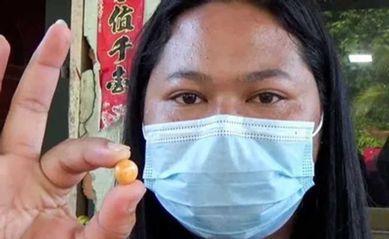 <p>ఒక పేద థాయ్ మహిళ వంట చేద్దామని నత్తను కట్ చేస్తుండగా అందులో కోటి రూపాయల విలువైన నారింజ మెలో ముత్యం కనిపించడంతో ఆమెకి అదృష్టం తలుపు తట్టింది. కొడ్చకార్న్ తాంటివిట్కుల్ అనే థాయ్ మహిళ జనవరి 30న సాతున్ ప్రావిన్స్ లో రాత్రి భోజనం కోసం స్థానిక మార్కెట్ నుండి 70 భాట్లకు అంటే రూ. 163కు సముద్రపు నత్తలను కొనుగోలు చేసింది.</p> <p>ఒక పేద థాయ్ మహిళ వంట చేద్దామని నత్తను కట్ చేస్తుండగా అందులో కోటి రూపాయల విలువైన నారింజ మెలో ముత్యం కనిపించడంతో ఆమెకి అదృష్టం తలుపు తట్టింది. కొడ్చకార్న్ తాంటివిట్కుల్ అనే థాయ్ మహిళ జనవరి 30న సాతున్ ప్రావిన్స్ లో రాత్రి భోజనం కోసం స్థానిక మార్కెట్ నుండి 70 భాట్లకు అంటే రూ. 163కు సముద్రపు నత్తలను కొనుగోలు చేసింది.</p>