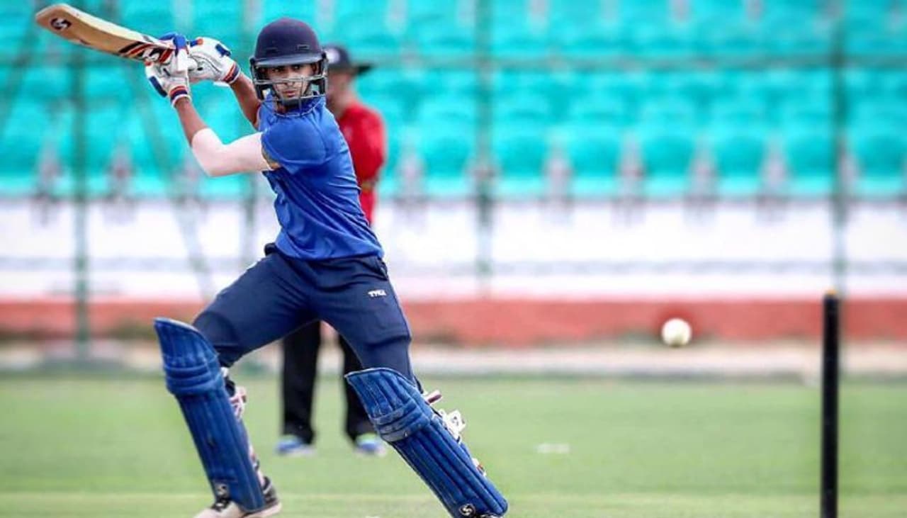 <p>కుమార్ మంగళం బిర్లా కొడుకు ఆర్యమన్ బిర్లా... భారతదేశంలోనే అత్యంత సంపన్న క్రికెటర్‌గా గుర్తింపు తెచ్చుకున్నాడు. బహుశా ప్రపంచంలోనే ధనిక క్రికెటర్ కూడా ఇతనేనేమో..</p>