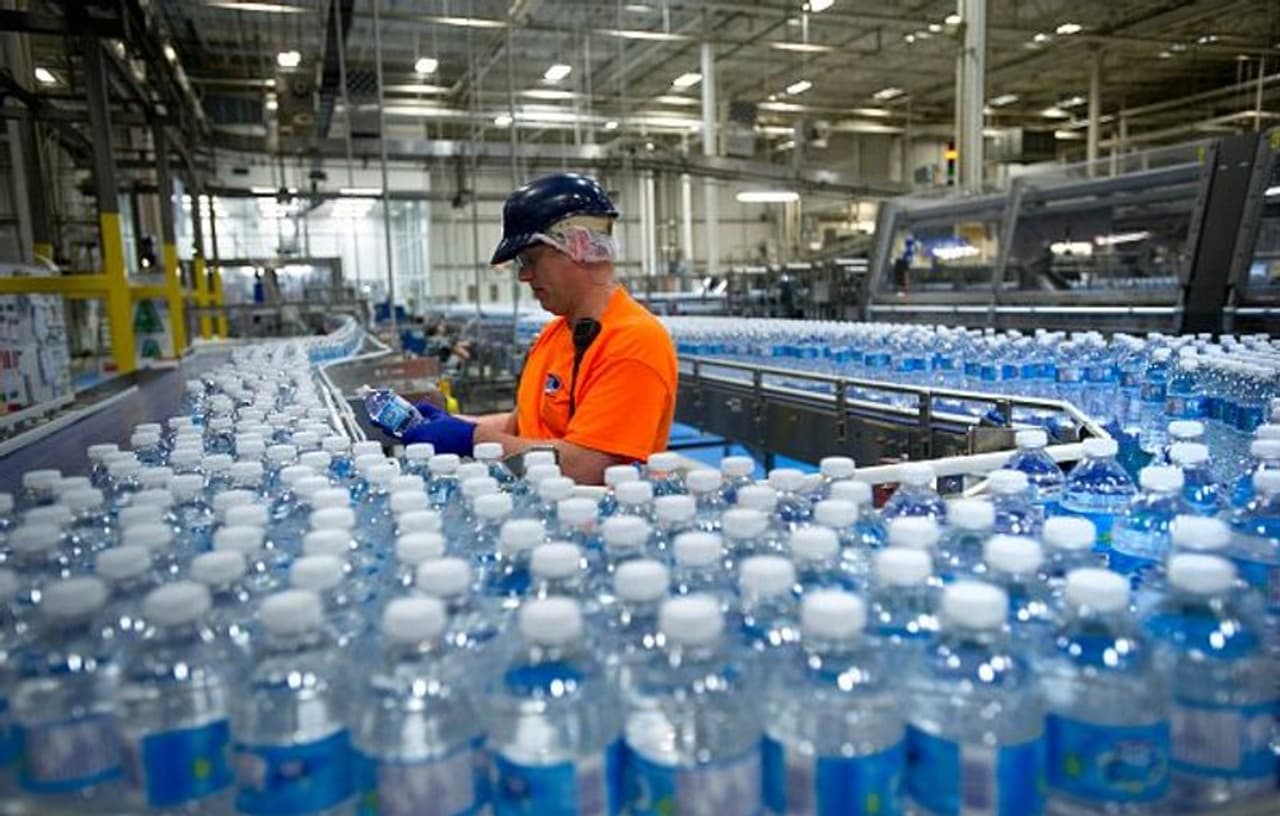 <p>వాటర్ బాటిల్ అండ్ మినరల్ వాటర్ తయారీదారులకు లైసెన్సులు పొందటానికి లేదా నమోదు చేసుకోవడానికి బ్యూరో ఆఫ్ ఇండియన్ స్టాండర్డ్స్ (బిఐఎస్) ధృవీకరణను ఎఫ్ఎస్ఎస్ఎఐ తప్పనిసరి చేసింది. అన్ని రాష్ట్రాలు ఇంకా కేంద్రపాలిత ప్రాంతాల ఫుడ్ కమిషనర్లకు పంపిన లేఖలో ఎఫ్ఎస్ఎస్ఏఐ ఈ సూచన జారీ చేసింది. ఈ ఆదేశం 1 ఏప్రిల్ 2021 నుండి అమల్లోకి వస్తుంది.<br /> </p> <p>వాటర్ బాటిల్ అండ్ మినరల్ వాటర్ తయారీదారులకు లైసెన్సులు పొందటానికి లేదా నమోదు చేసుకోవడానికి బ్యూరో ఆఫ్ ఇండియన్ స్టాండర్డ్స్ (బిఐఎస్) ధృవీకరణను ఎఫ్ఎస్ఎస్ఎఐ తప్పనిసరి చేసింది. అన్ని రాష్ట్రాలు ఇంకా కేంద్రపాలిత ప్రాంతాల ఫుడ్ కమిషనర్లకు పంపిన లేఖలో ఎఫ్ఎస్ఎస్ఏఐ ఈ సూచన జారీ చేసింది. ఈ ఆదేశం 1 ఏప్రిల్ 2021 నుండి అమల్లోకి వస్తుంది.<br /> </p>