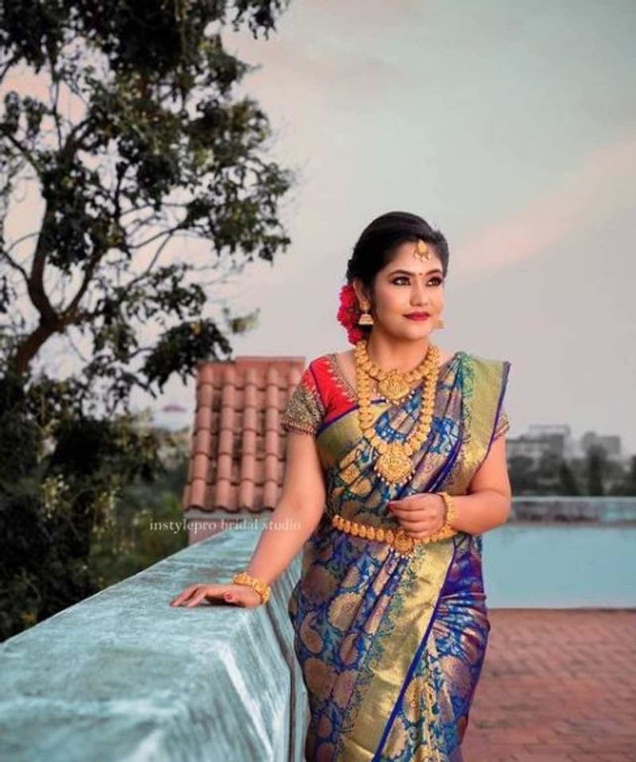 <p>நீல நிற பட்டு சேலையில் பேரழகியாக ஸ்ருதி </p> <p>நீல நிற பட்டு சேலையில் பேரழகியாக ஸ்ருதி </p>