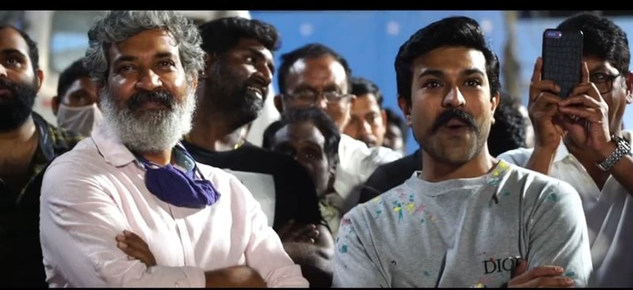 చరణ్ అభిమానులు కోలాహలం మాములుగా లేదు. ప్రపంచం నలుమూలల ఉన్న చరణ్ అభిమానులు ఆయన బర్త్ డే సెలెబ్రేషన్స్ నిర్వహించారు.