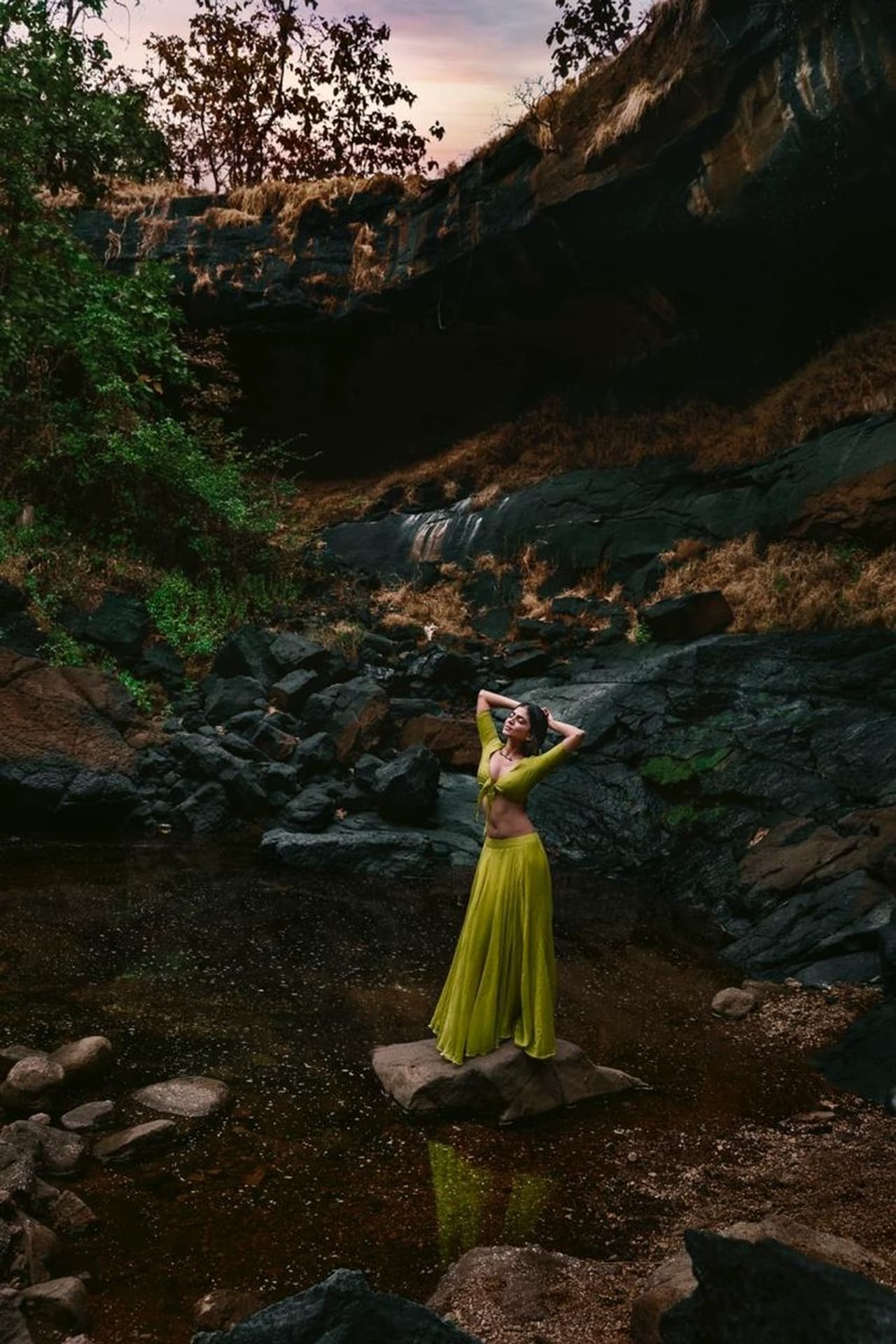 <p>மலையாள நடிகையான மாளவிகா மோகனன் இந்தி, தெலுங்கு படங்களில் முன்னணி நடிகையாக வலம் வந்து கொண்டிருந்தார். இடையில் அடித்தது அதிர்ஷடம் என்பது போல், தமிழில் முதல் படமே சூப்பர் ஸ்டார் ரஜினியுடன் அமைந்தது.</p>