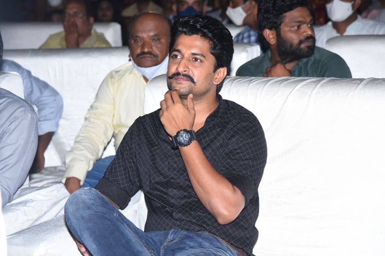 నాచురల్ స్టార్ నాని హీరో దర్శకుడు శివ నిర్వాణ తెరకెక్కించిన ఫ్యామిలీ అండ్ యాక్షన్ ఎంటర్టైనర్ టక్ జగదీష్. సమ్మర్ కానుకగా ఏప్రిల్ 23న విడుదల కానుంది. దీనితో సినిమా ప్రొమోషన్స్ జోరు పెంచారు చిత్ర యూనిట్. ఈ సందర్భంగా నేడు రాజమండ్రిలో టక్ జగదీష్ పరిచయ వేడుక పేరుతో ఈవెంట్ నిర్వహిస్తున్నారు. హీరోయిన్స్ మరియు దర్శక నిర్మాతలు చిత్ర ప్రముఖులు ఈ వేడుకకు హాజరు అయ్యారు. అయితే హీరో నాని బ్లాక్ షర్ట్, జీన్స్ ధరించి కోరమీసంతో కనిపించారు. నాని లుక్ మాస్, క్లాస్ కాంబినేషన్ లో సరికొత్తగా ఉంది.