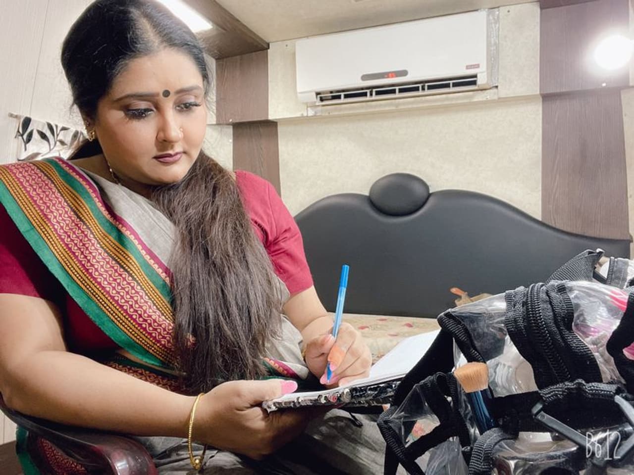 <p>ತಮಿಳು ಡೈಲಾಗ್ ಗಳನ್ನು ಕನ್ನಡದಲ್ಲಿ ಬರೆಯುತ್ತಿದ್ದೇನೆ ಎಂದು ಪೋಟೋ ಹಂಚಿಕೊಂಡಿದ್ದಾರೆ.</p> <p>ತಮಿಳು ಡೈಲಾಗ್ ಗಳನ್ನು ಕನ್ನಡದಲ್ಲಿ ಬರೆಯುತ್ತಿದ್ದೇನೆ ಎಂದು ಪೋಟೋ ಹಂಚಿಕೊಂಡಿದ್ದಾರೆ.</p>