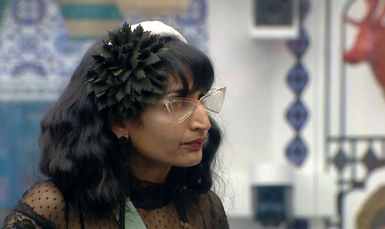 <p>ആദ്യമായി മാന്ത്രികകസേരയിലിരുന്ന സന്ധ്യാ മനോജിനോട് ആദ്യ ചോദ്യം ചോദിച്ചത് ഡിംപലായിരുന്നു. സന്ധ്യാ മനോജ് ആയി തന്നെ മുഴുവനായി ബിഗ് ബോസില് നില്ക്കാൻ പറ്റുന്നുണ്ടോയെന്നായിരുന്നു ചോദ്യം.</p> <p>ആദ്യമായി മാന്ത്രികകസേരയിലിരുന്ന സന്ധ്യാ മനോജിനോട് ആദ്യ ചോദ്യം ചോദിച്ചത് ഡിംപലായിരുന്നു. സന്ധ്യാ മനോജ് ആയി തന്നെ മുഴുവനായി ബിഗ് ബോസില് നില്ക്കാൻ പറ്റുന്നുണ്ടോയെന്നായിരുന്നു ചോദ്യം.</p>