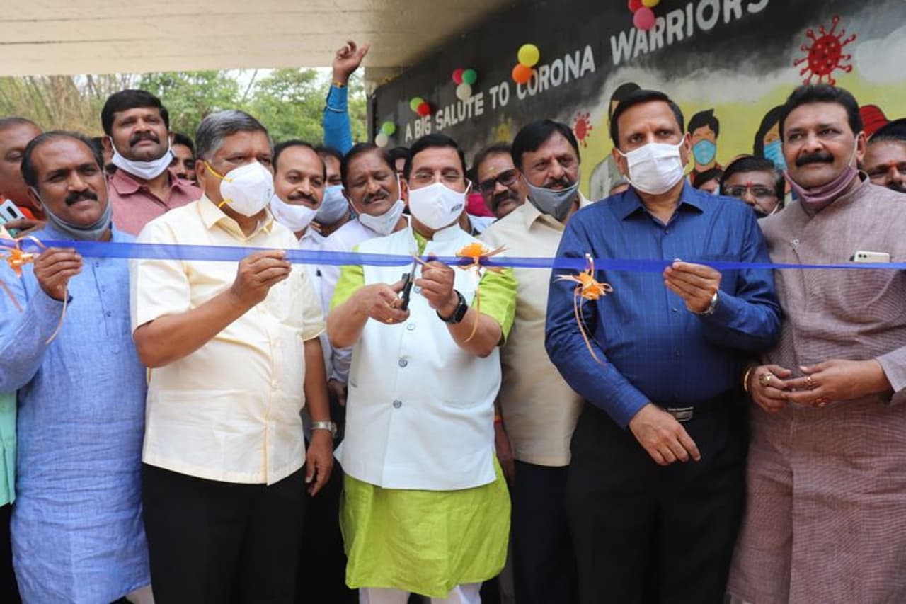 <p>ನಗರದ ದೇಶಪಾಂಡೆನಗರದ ಶ್ರೀಕೃಷ್ಣ ಕಲ್ಯಾಣ ಮಂಟಪದ ಬಳಿ ರೈಲ್ವೆ ಕೆಳಸೇತುವೆ ಹಾಗೂ ನಗರದ ರೈಲು ನಿಲ್ದಾಣದ ಪ್ರವೇಶದ್ವಾರದಲ್ಲಿ ಸ್ವಾಮಿ ವಿವೇಕಾನಂದರ ಕಂಚಿನ ಮೂರ್ತಿ ಅನಾವರಣಗೊಳಿಸಿದ ಪ್ರಹ್ಲಾದ ಜೋಶಿ&nbsp;</p>