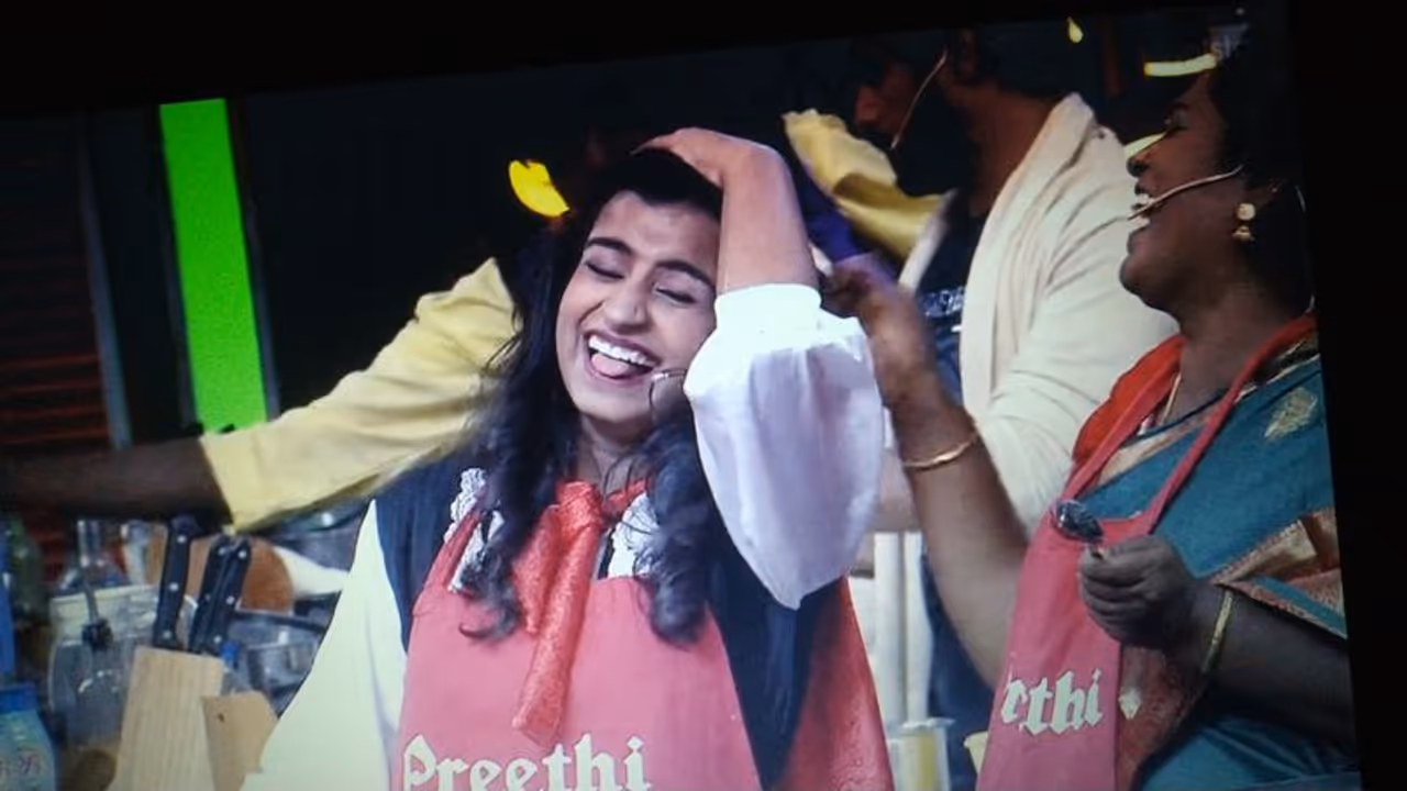 <p>முதல் சீசன் சுமாரான வெற்றி பெற்ற நிலையில், இரண்டாவது சீசன் ரசிகர்கள் மத்தியில் சூப்பர் ஹிட்டாகி உள்ளது. இந்த நிகழ்ச்சியில் பங்கேற்ற அனைத்து பிரபலங்களுக்கும் அடுத்தடுத்து பட வாய்ப்புகள் கிடைக்கவும் துவங்கிவிட்டது. <br /> </p> <p>முதல் சீசன் சுமாரான வெற்றி பெற்ற நிலையில், இரண்டாவது சீசன் ரசிகர்கள் மத்தியில் சூப்பர் ஹிட்டாகி உள்ளது. இந்த நிகழ்ச்சியில் பங்கேற்ற அனைத்து பிரபலங்களுக்கும் அடுத்தடுத்து பட வாய்ப்புகள் கிடைக்கவும் துவங்கிவிட்டது. <br /> </p>