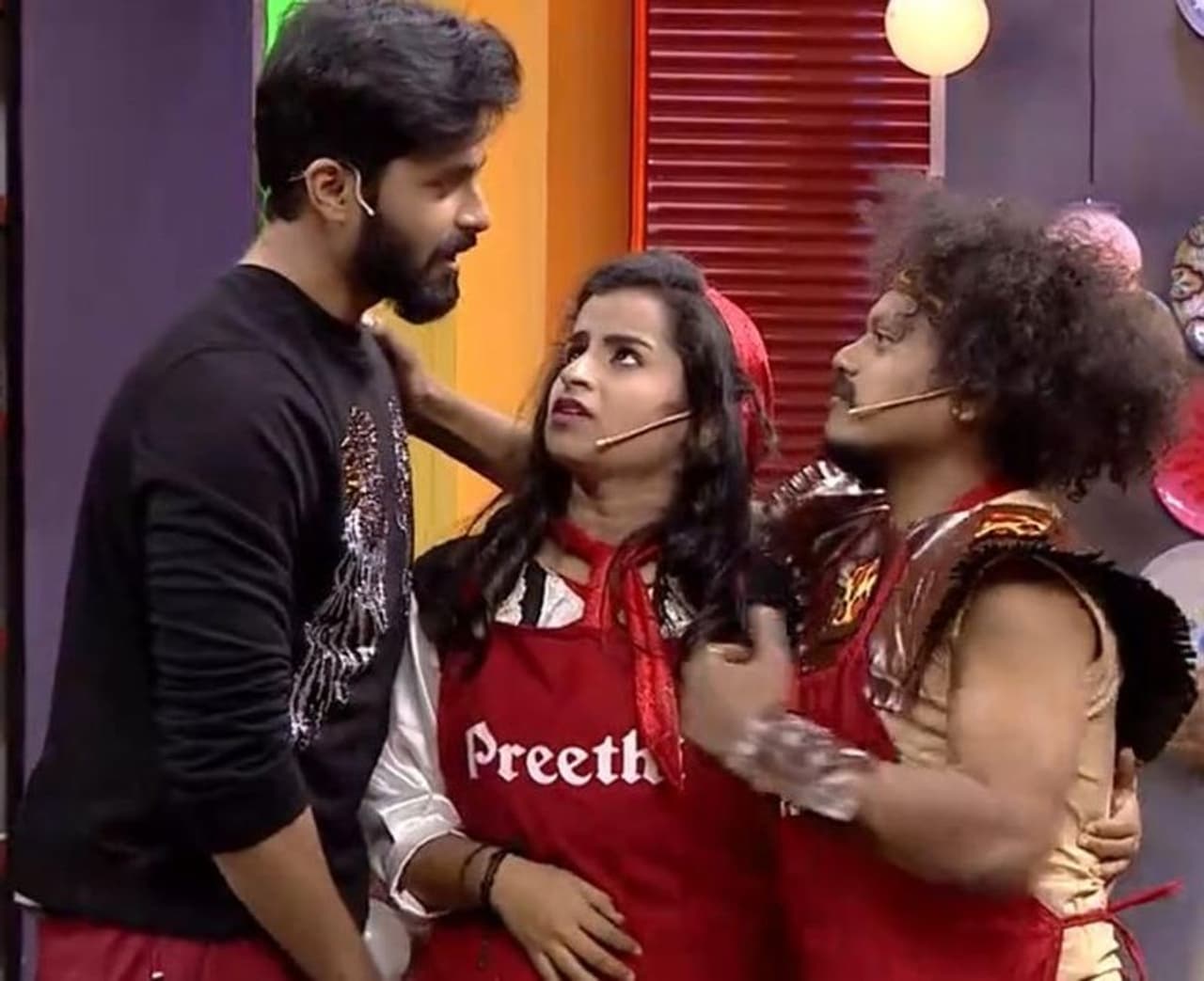 <p>விஜய் டிவியில் பிக் பாஸ் நிகழ்ச்சிக்கு இணையாக டி.ஆர்.பி யோடு ஒளிபரப்பாகி வந்த, 'குக் வித் கோமாளி' சீசன் 2 நிகழ்ச்சி. தற்போது இறுதி கட்டத்தை எட்டியுள்ளது. <br /> </p> <p>விஜய் டிவியில் பிக் பாஸ் நிகழ்ச்சிக்கு இணையாக டி.ஆர்.பி யோடு ஒளிபரப்பாகி வந்த, 'குக் வித் கோமாளி' சீசன் 2 நிகழ்ச்சி. தற்போது இறுதி கட்டத்தை எட்டியுள்ளது. <br /> </p>