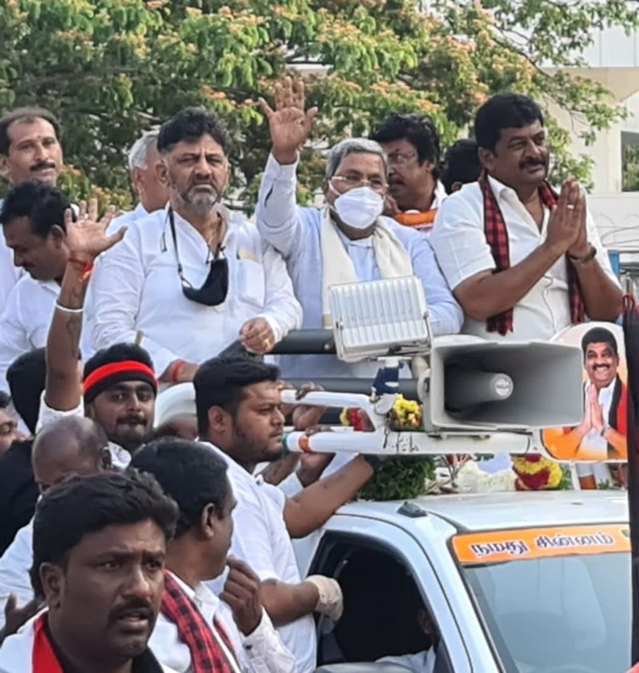 <p>ತಮಿಳುನಾಡಿನ ಹೊಸೂರು ವಿಧಾನಸಭೆ ಕ್ಷೇತ್ರದ ಬಾಗಲೂರಿನಲ್ಲಿ ಆಯೋಜಿಸಿದ್ದ ಚುನಾವಣಾ ಪ್ರಚಾರ ಸಭೆಯಲ್ಲಿ ಕಾಂಗ್ರೆಸ್ ಬೆಂಬಲಿತ ಡಿಎಂಕೆ ಅಭ್ಯರ್ಥಿ ವೈ. ಪ್ರಕಾಶ್ ಪರ ಹಾಗೂ ಥಳಿ ವಿಧಾನಸಭೆ ಕ್ಷೇತ್ರದ ಡೆಂಕಣಕೋಟೆಯಲ್ಲಿ ಕಾಂಗ್ರೆಸ್ ಬೆಂಬಲಿತ ಸಿಪಿಐ ಅಭ್ಯರ್ಥಿ ರಾಮಚಂದ್ರನ್ ಪರ ಹಾಗೂ ವೇಪನಪಲ್ಲಿ ಕ್ಷೇತ್ರಗಳಲ್ಲಿ ಮತ ಯಾಚಿಸಿದ್ದಾರೆ.</p> <p>ತಮಿಳುನಾಡಿನ ಹೊಸೂರು ವಿಧಾನಸಭೆ ಕ್ಷೇತ್ರದ ಬಾಗಲೂರಿನಲ್ಲಿ ಆಯೋಜಿಸಿದ್ದ ಚುನಾವಣಾ ಪ್ರಚಾರ ಸಭೆಯಲ್ಲಿ ಕಾಂಗ್ರೆಸ್ ಬೆಂಬಲಿತ ಡಿಎಂಕೆ ಅಭ್ಯರ್ಥಿ ವೈ. ಪ್ರಕಾಶ್ ಪರ ಹಾಗೂ ಥಳಿ ವಿಧಾನಸಭೆ ಕ್ಷೇತ್ರದ ಡೆಂಕಣಕೋಟೆಯಲ್ಲಿ ಕಾಂಗ್ರೆಸ್ ಬೆಂಬಲಿತ ಸಿಪಿಐ ಅಭ್ಯರ್ಥಿ ರಾಮಚಂದ್ರನ್ ಪರ ಹಾಗೂ ವೇಪನಪಲ್ಲಿ ಕ್ಷೇತ್ರಗಳಲ್ಲಿ ಮತ ಯಾಚಿಸಿದ್ದಾರೆ.</p>