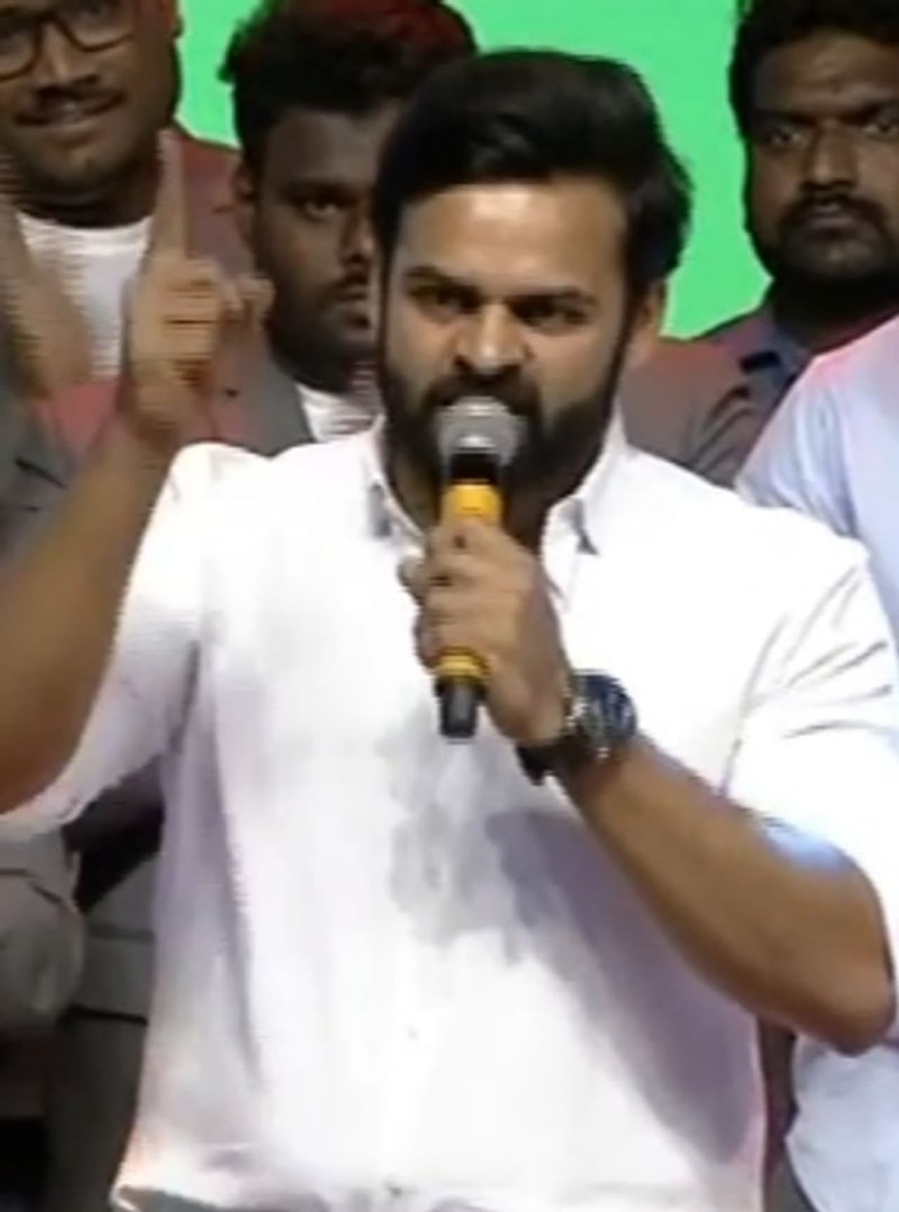 హైదరాబాద్ లో చరణ్ బర్త్ డే వేడుకలు ఫ్యాన్స్ ప్రత్యేకంగా ఏర్పాటు చేయగా, ముఖ్య అతిథిగా సాయి ధరమ్, వైష్ణవ్ తేజ్ పాల్గొన్నారు. చరణ్ బర్త్ డే వేడుకలో ఫ్యాన్స్ తో పాటు పాల్గొన్న సాయి ధరమ్ కొన్ని సంచలన వ్యాఖ్యలు చేశారు.