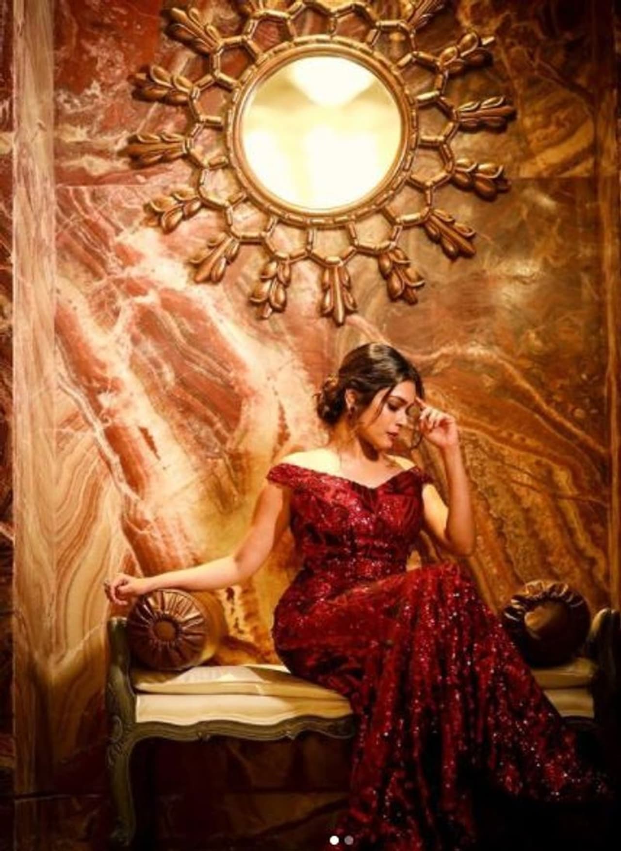 <p>ஸ்டைலிஷாக அமர்ந்து போஸ் கொடுக்கும் கீர்த்தி&nbsp;</p>