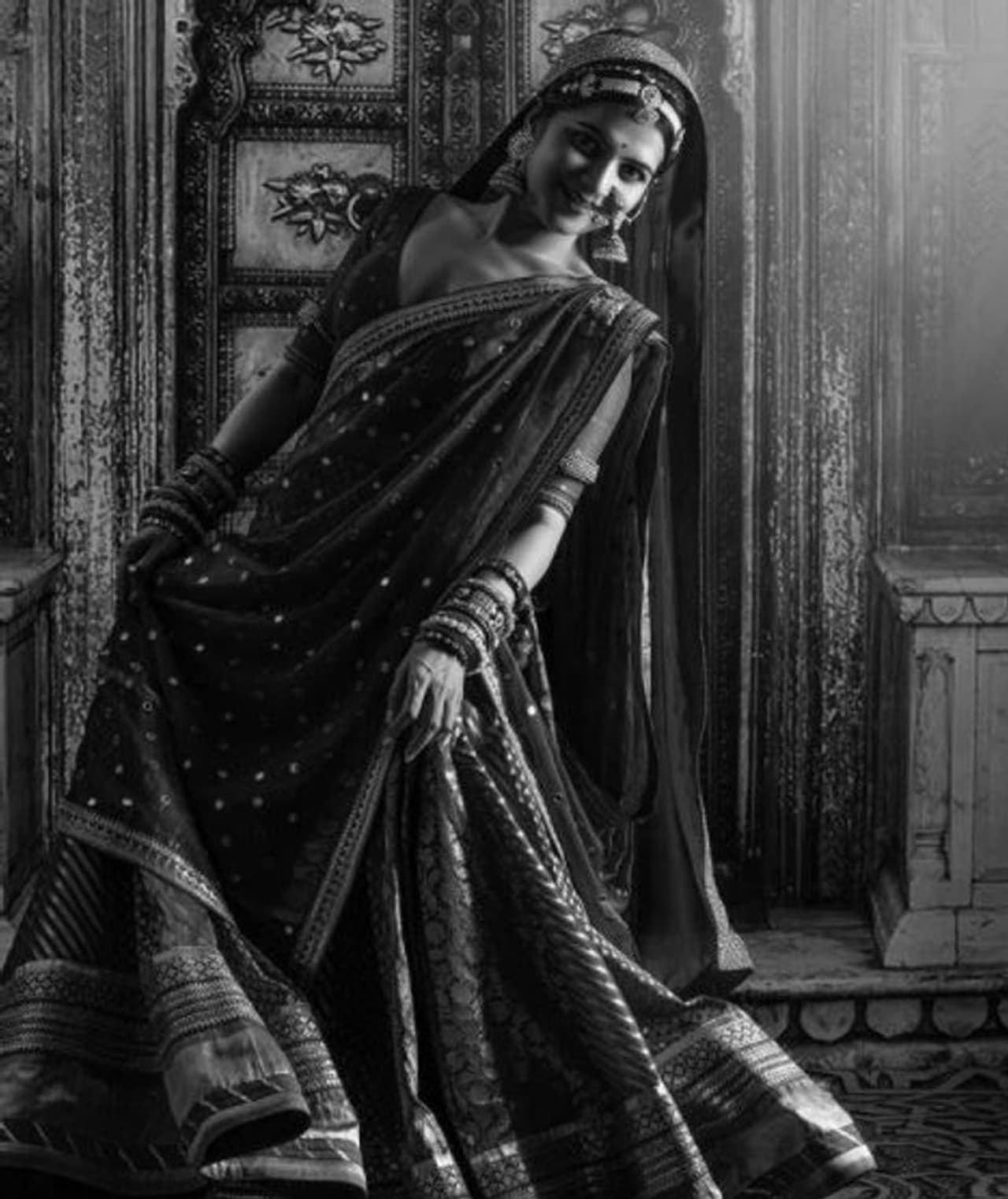 <p>விஜய் டி.வி.யின் பிரபல தொகுப்பாளியாக வலம் வருபவர் திவ்யதர்ஷினி. க்யூட்டான ஸ்மைல், கலகலப்பான பேச்சால் கவரப்பட்ட ரசிகர்கள் இவரை செல்லமாக டிடி என அழைக்கின்றனர். இவரது சகோதரி ப்ரியதர்ஷினியும் தொகுப்பாளியாக உள்ளார். திவ்ய தர்ஷினி விஜய் தொலைக்காட்சியில் ஒளிபரப்பான &nbsp;ஏராளமான &nbsp;நிகழ்ச்சிகளை தொகுத்து வழங்கி வருகிறார்.</p>