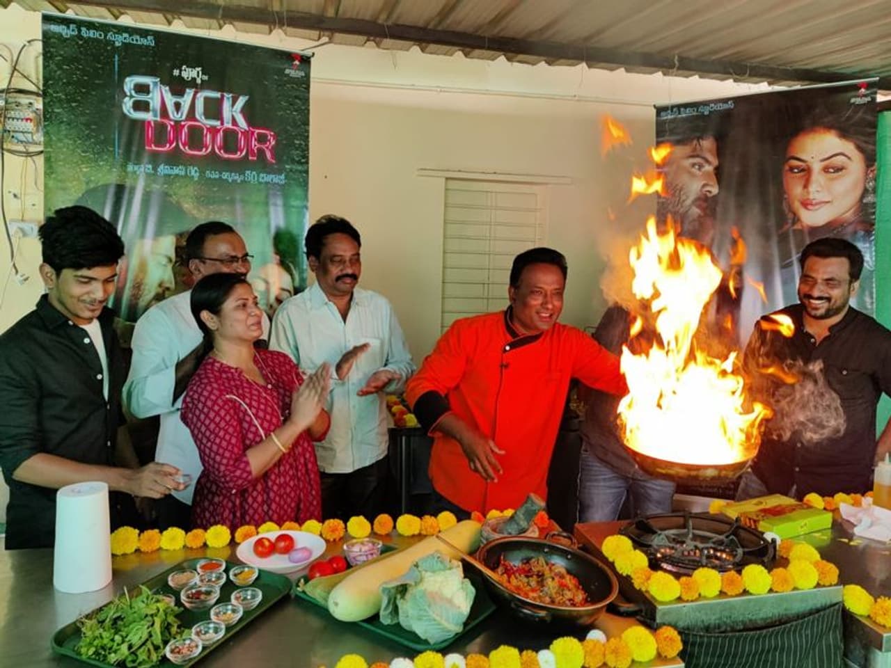 "నోరే ఊరేలా... కూరే కావాలా" అనే పల్లవితో.. వంట నేపథ్యంలో సాగే పాటను తనతో విడుదల చేయించడం చాలా ఆనందంగా ఉందని అన్నారు సంజయ్ తుమ్మ. ఈ పాట విన్నాక, చూశాక... ఈ పాటకు కవర్ సాంగ్ చేయాలనిపిస్తోందని సంజయ్ తెలిపారు. "నోరే ఊరేలా... కూరే కావాలా" అనే పల్లవితో.. వంట నేపథ్యంలో సాగే పాటను తనతో విడుదల చేయించడం చాలా ఆనందంగా ఉందని అన్నారు సంజయ్ తుమ్మ. ఈ పాట విన్నాక, చూశాక... ఈ పాటకు కవర్ సాంగ్ చేయాలనిపిస్తోందని సంజయ్ తెలిపారు.