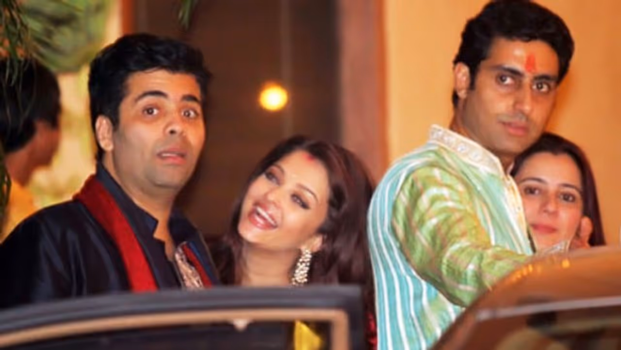 <p>2018ರ 'ಇಂಡಿಯಾಸ್ ನೆಕ್ಸ್ಟ್ ಸೂಪರ್ಸ್ಟಾರ್' ರಿಯಾಲಿಟಿ ಶೋನಲ್ಲಿ ಕರಣ್ ಜೋಹರ್ ಹೋಳಿ ಹಬ್ಬಕ್ಕೆ ಹೆದರುತ್ತಾರೆ ಎಂಬ ವಿಷಯವನ್ನು ಬಹಿರಂಗ ಪಡಿಸಿದ್ದರು. 'ಅವರ 10 ವರ್ಷ ವಯಸ್ಗಿನಲ್ಲಿ ಅಮಿತಾಬ್ ಮನೆಗೆ ಹೋಳಿ ಆಡಲು ಹೋಗಿದ್ದಾಗ ಅವರು ಹೋಳಿ ಮತ್ತು ಬಣ್ಣಗಳಿಗೆ ಹೆದರುವ ವಿಷಯ ತಿಳಿದ ಅಭಿಷೇಕ್ ಅವರನ್ನ ಎತ್ತಿಕೊಂಡು ಬಣ್ಣದ ನೀರಿನ ಕೊಳಕ್ಕೆ ಎಸೆದಿದ್ದರು. ಈ ಘಟನೆಯ ನಂತರ, ಅವರು ಹೋಳಿಗೆ ಮತ್ತಷ್ಟು ಹೆದರುತ್ತಾರೆ ಮತ್ತು ಹೋಳಿ ಮೇಲಿನ ಪ್ರೀತಿ ಆ ದಿನವೇ ಕೊನೆಗೊಂಡಿತು. ಅಂದಿನಿಂದ ಹೋಳಿ ಆಡಲಿಲ್ಲ' ಎಂದು ಕರಣ್ ಹೇಳಿದ್ದರು.</p> <p>2018ರ 'ಇಂಡಿಯಾಸ್ ನೆಕ್ಸ್ಟ್ ಸೂಪರ್ಸ್ಟಾರ್' ರಿಯಾಲಿಟಿ ಶೋನಲ್ಲಿ ಕರಣ್ ಜೋಹರ್ ಹೋಳಿ ಹಬ್ಬಕ್ಕೆ ಹೆದರುತ್ತಾರೆ ಎಂಬ ವಿಷಯವನ್ನು ಬಹಿರಂಗ ಪಡಿಸಿದ್ದರು. 'ಅವರ 10 ವರ್ಷ ವಯಸ್ಗಿನಲ್ಲಿ ಅಮಿತಾಬ್ ಮನೆಗೆ ಹೋಳಿ ಆಡಲು ಹೋಗಿದ್ದಾಗ ಅವರು ಹೋಳಿ ಮತ್ತು ಬಣ್ಣಗಳಿಗೆ ಹೆದರುವ ವಿಷಯ ತಿಳಿದ ಅಭಿಷೇಕ್ ಅವರನ್ನ ಎತ್ತಿಕೊಂಡು ಬಣ್ಣದ ನೀರಿನ ಕೊಳಕ್ಕೆ ಎಸೆದಿದ್ದರು. ಈ ಘಟನೆಯ ನಂತರ, ಅವರು ಹೋಳಿಗೆ ಮತ್ತಷ್ಟು ಹೆದರುತ್ತಾರೆ ಮತ್ತು ಹೋಳಿ ಮೇಲಿನ ಪ್ರೀತಿ ಆ ದಿನವೇ ಕೊನೆಗೊಂಡಿತು. ಅಂದಿನಿಂದ ಹೋಳಿ ಆಡಲಿಲ್ಲ' ಎಂದು ಕರಣ್ ಹೇಳಿದ್ದರು.</p>