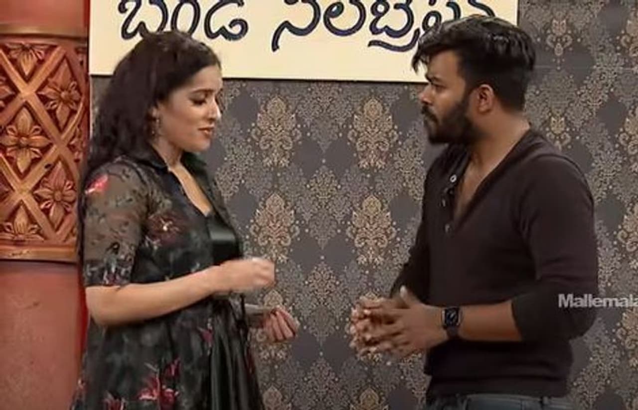 టీవీ షోస్లో లవ్ స్టోరీలకు కేరాఫ్ `జబర్దస్త్` అనే నానుడి చాలా కాలంగా ఉంది. ఈ షోలోనే రష్మీ గౌతమ్, సుడిగాలి సుధీర్ల మధ్య లవ్ స్టోరీ పుట్టిందనే ప్రచారం జరుగుతుంది. అయితే ఇది స్క్రిప్ట్ లో భాగంగా జరిగేదే అని చెబుతున్నా, తెరపై మాత్రం వీరిద్దరు నిజంగానే లవర్స్ మాదిరిగా కెమిస్ట్రీ పండిస్తున్నారు. టీవీ షోస్లో లవ్ స్టోరీలకు కేరాఫ్ `జబర్దస్త్` అనే నానుడి చాలా కాలంగా ఉంది. ఈ షోలోనే రష్మీ గౌతమ్, సుడిగాలి సుధీర్ల మధ్య లవ్ స్టోరీ పుట్టిందనే ప్రచారం జరుగుతుంది. అయితే ఇది స్క్రిప్ట్ లో భాగంగా జరిగేదే అని చెబుతున్నా, తెరపై మాత్రం వీరిద్దరు నిజంగానే లవర్స్ మాదిరిగా కెమిస్ట్రీ పండిస్తున్నారు.